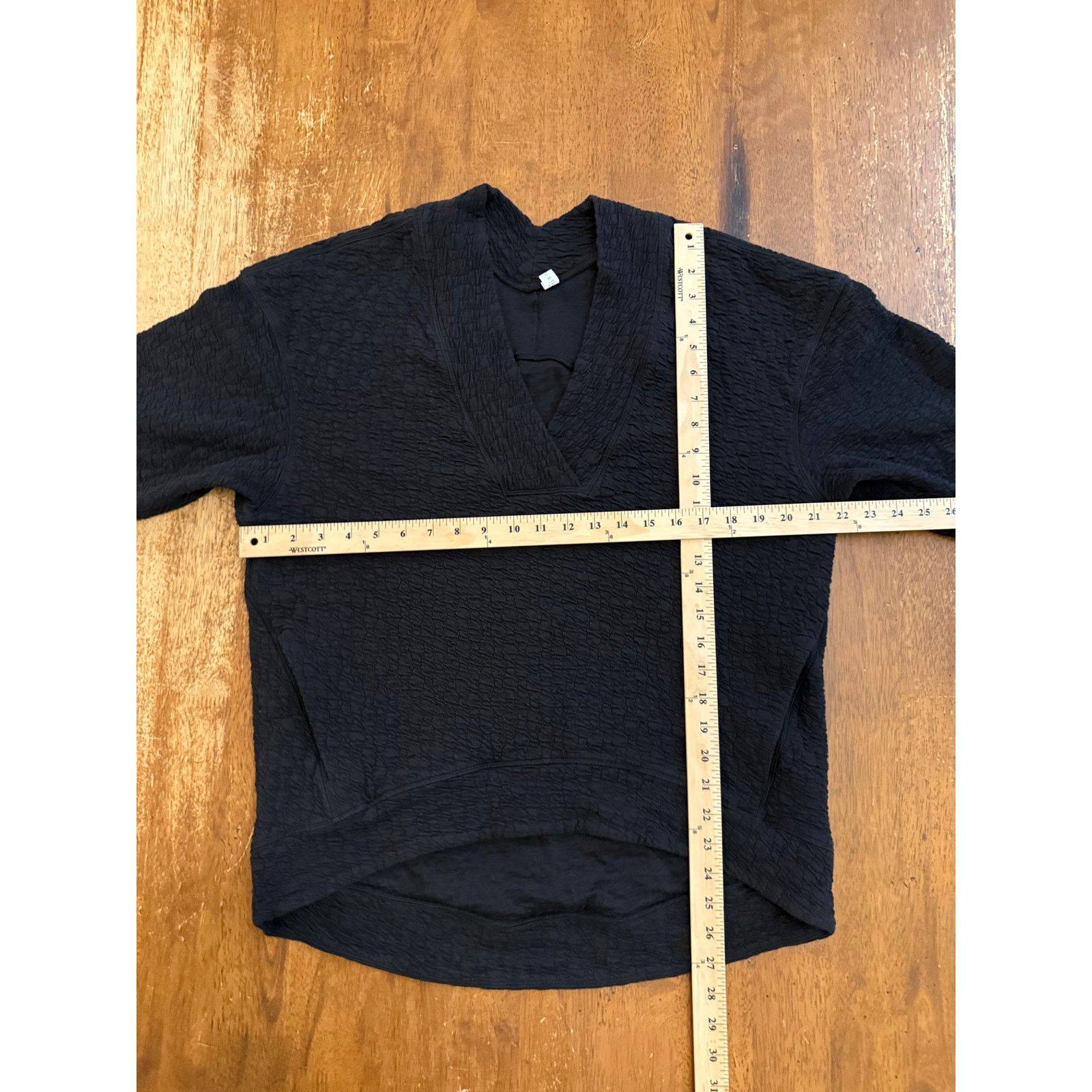 Lululemon EUC Women's Lululemon Black Rippled V-Neck Sweatshirt Size 4 Size S / US 4 / IT 40 - 7 Thumbnail