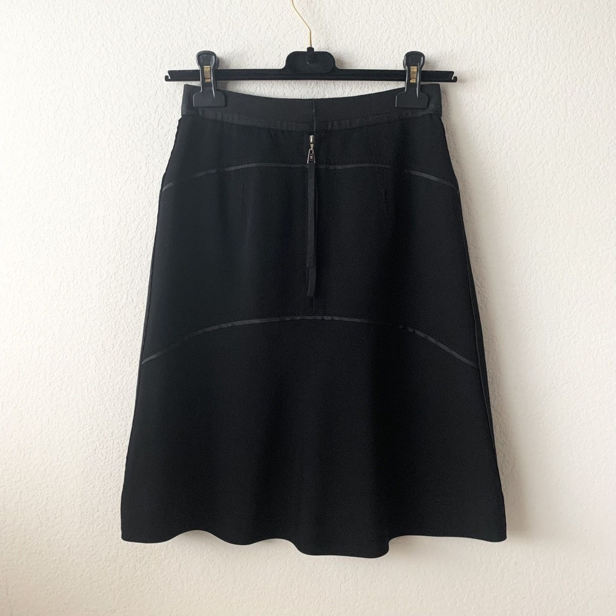 Louis Vuitton Louis Vuitton 100% wool skirt Size 24" / US 00 / IT 34 - 14 Thumbnail