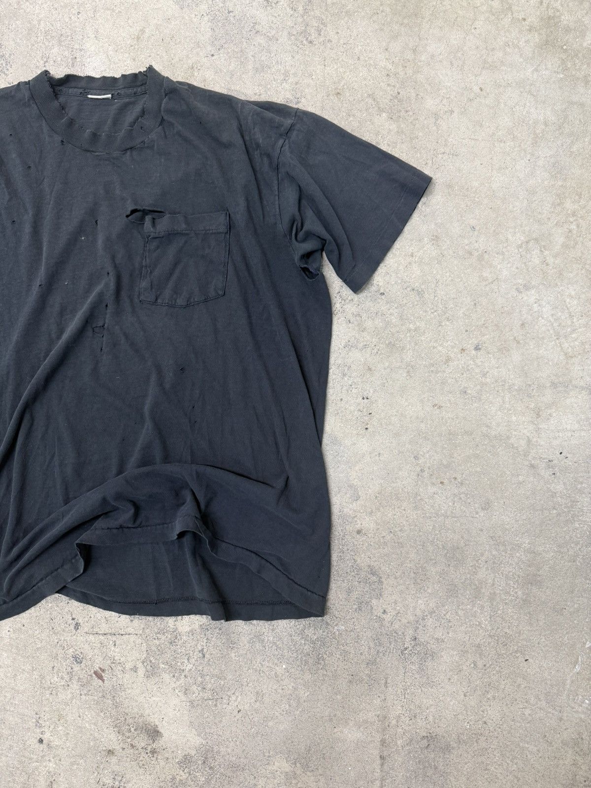 Vintage Vintage Trashed 90’s Black Blank Pocket tee Size US L / EU 52-54 / 3 - 3 Thumbnail