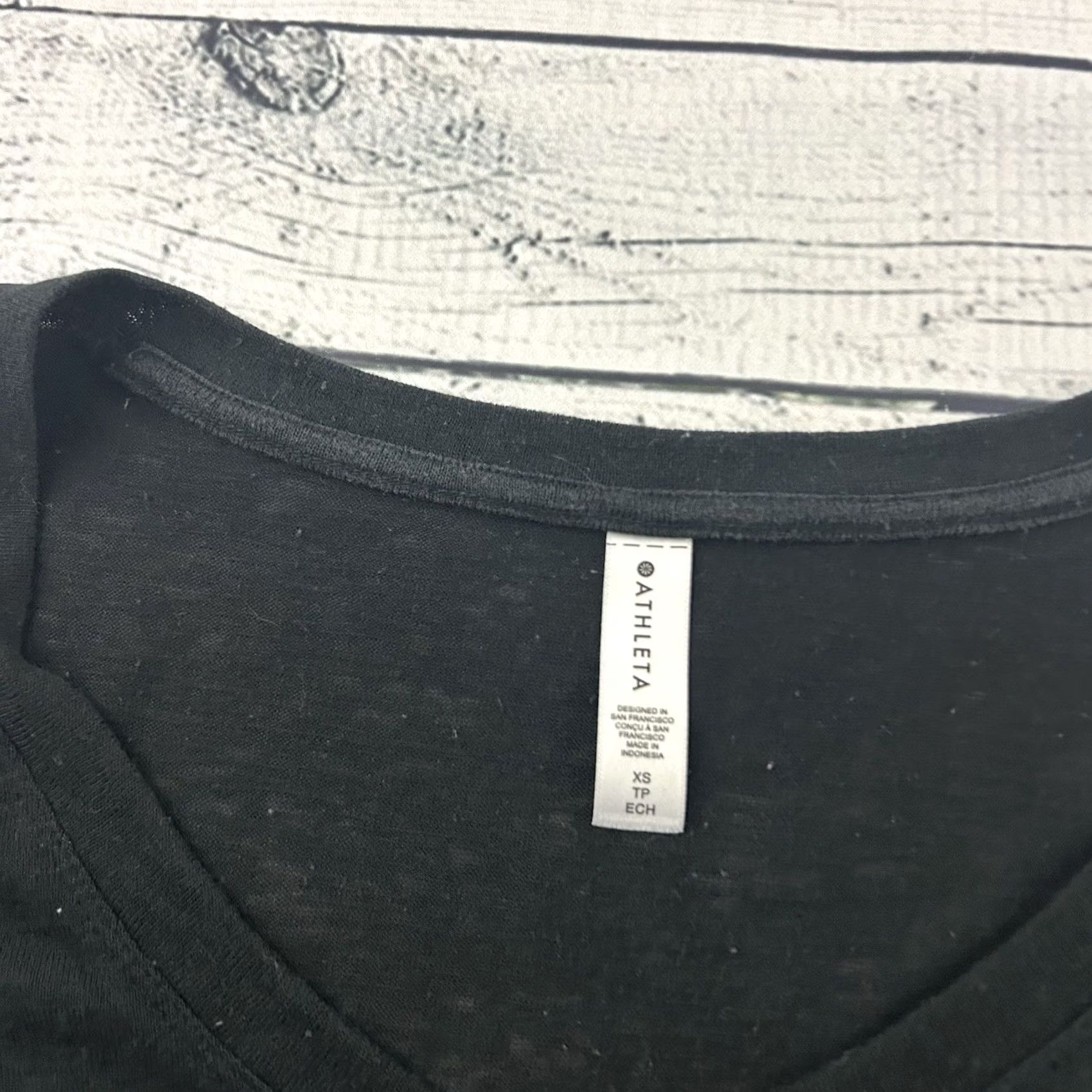 Athleta Athleta V Tee Short Sleeve Top Women's XS Black Breezy Scoop V Tee Top XS Black Athleta Women Short Sleeve Shirt Size XS / US 0-2 / IT 36-38 - 3 Thumbnail