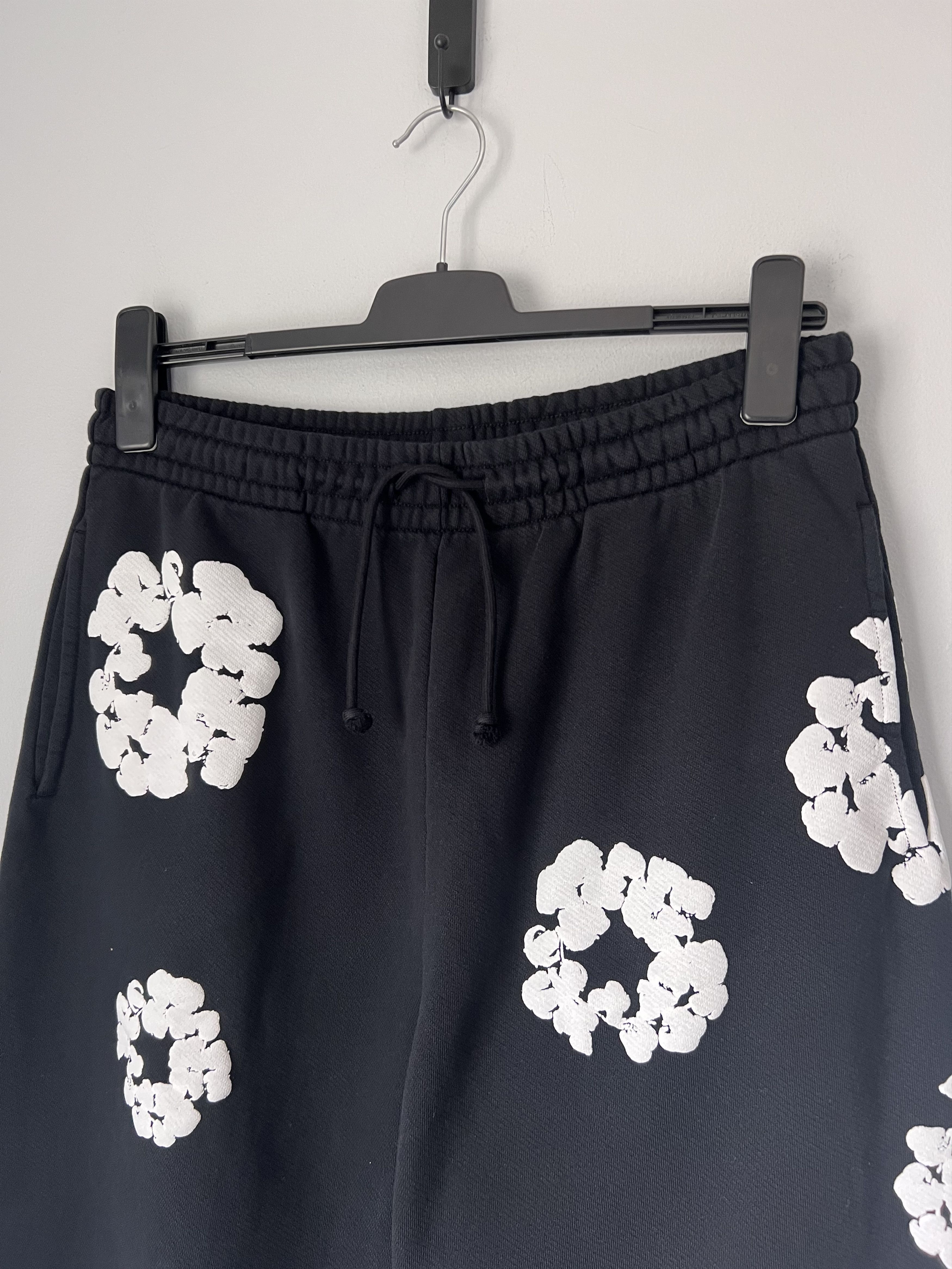 DENIM TEARS Denim Tears Cotton Wreath Sweatpants in Black Size US 34 / EU 50 - 2 Thumbnail