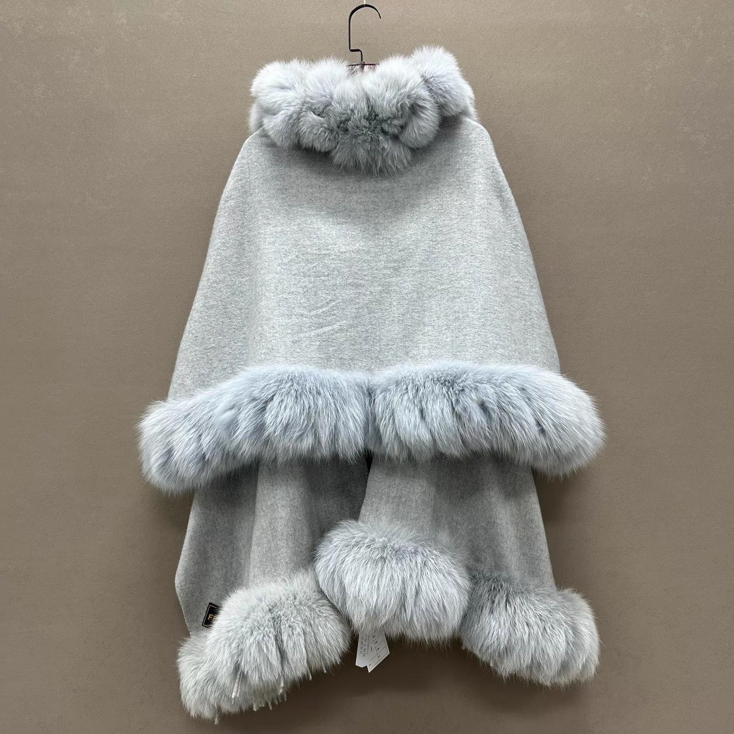 Fendi FENDI White Jade 99 New Cloak Size ONE SIZE - 2 Thumbnail
