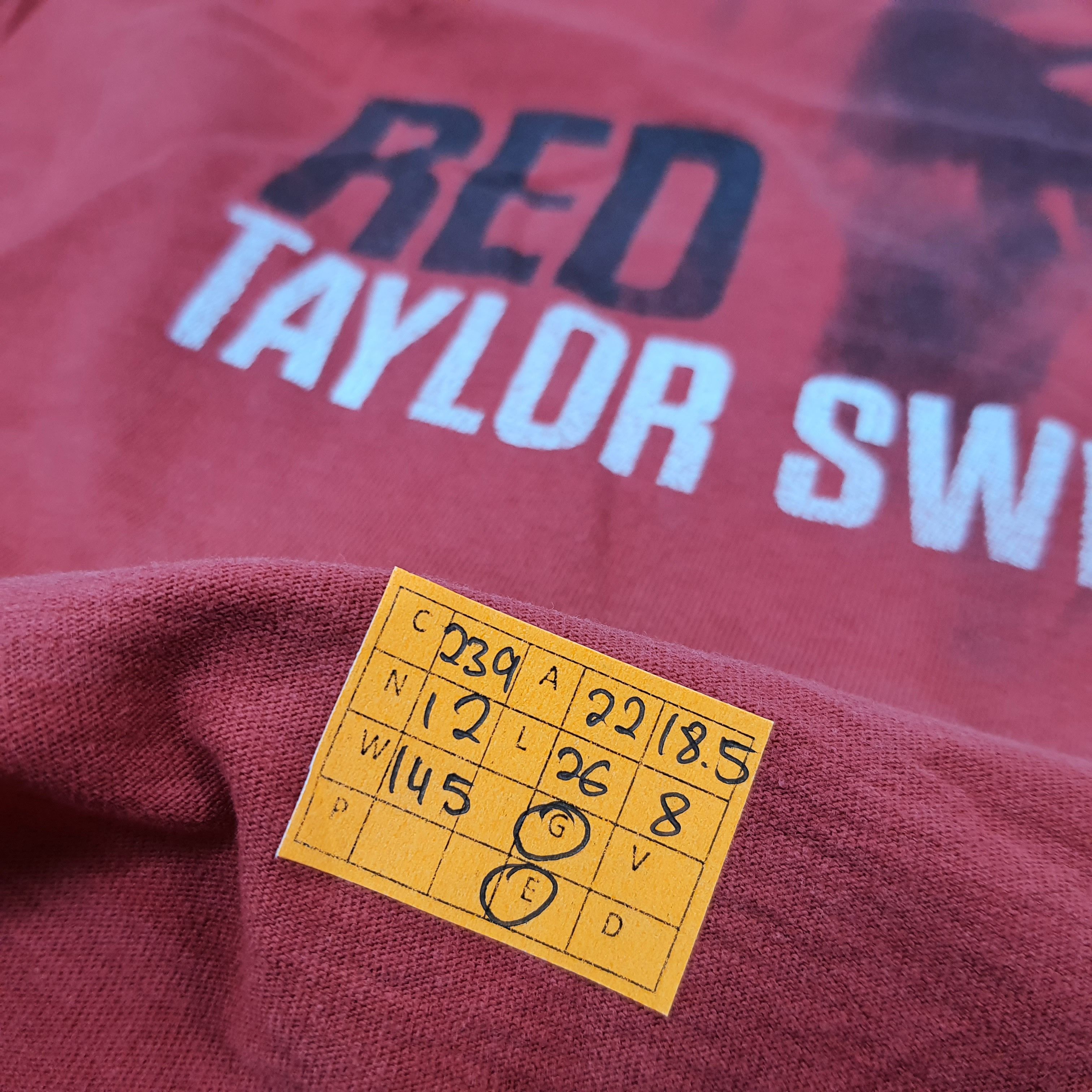Band Tees Vintage Taylor Swift Red Tour Concert Tshirt C239N12 Size US L / EU 52-54 / 3 - 6 Thumbnail