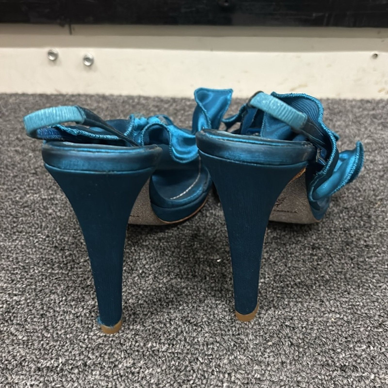 Rene Caovilla NWT Rene Caovilla Women's Blue Satin Heels Size 36.5 US 6.5 Size US 6.5 / IT 36.5 - 14 Thumbnail