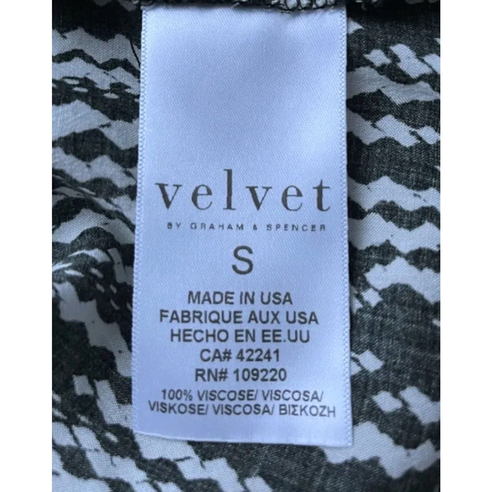 Velvet Velvet by Graham & Spencer Blouse Women’s Small V-Neck Long Sleeve Pullover Black & White Casual, Business Women’s Classic Fit Regular Size S Size S / US 4 / IT 40 - 6 Thumbnail