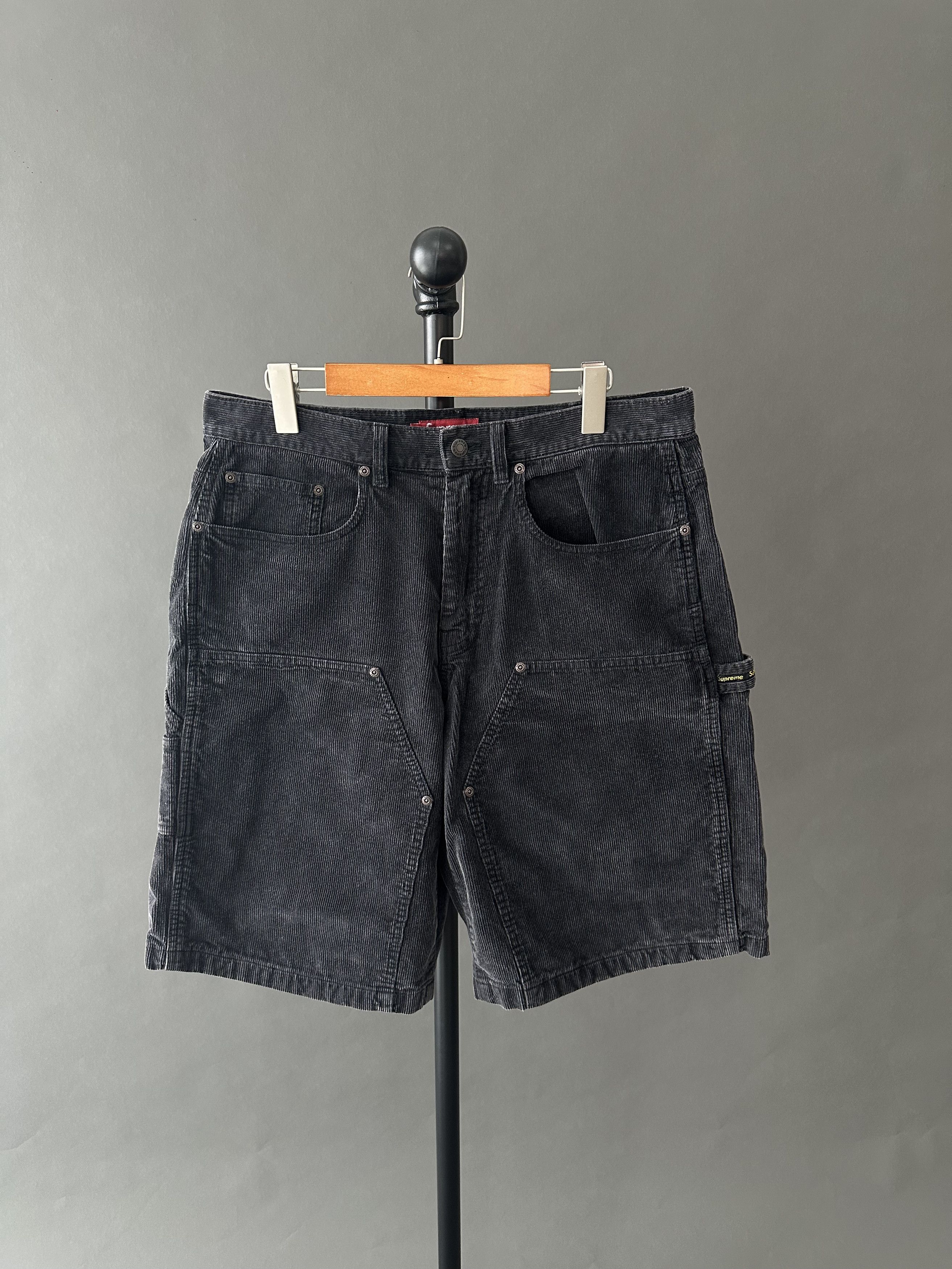 パンツ Supreme Script Baggy Denim Short Black Supreme Script Baggy Denim Short (SS24) - $138