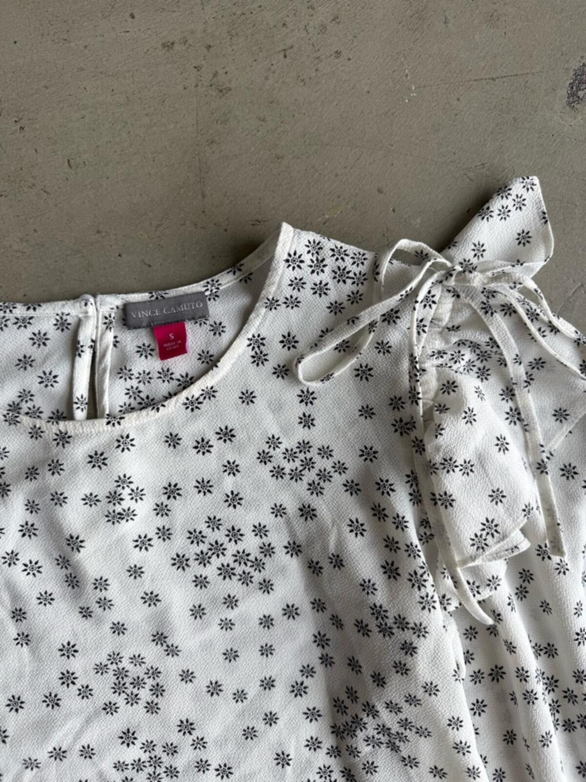 Vince Camuto Vince Camuto / Floral Flutter Sleeve Blouse / White Black Size S / US 4 / IT 40 - 5 Thumbnail