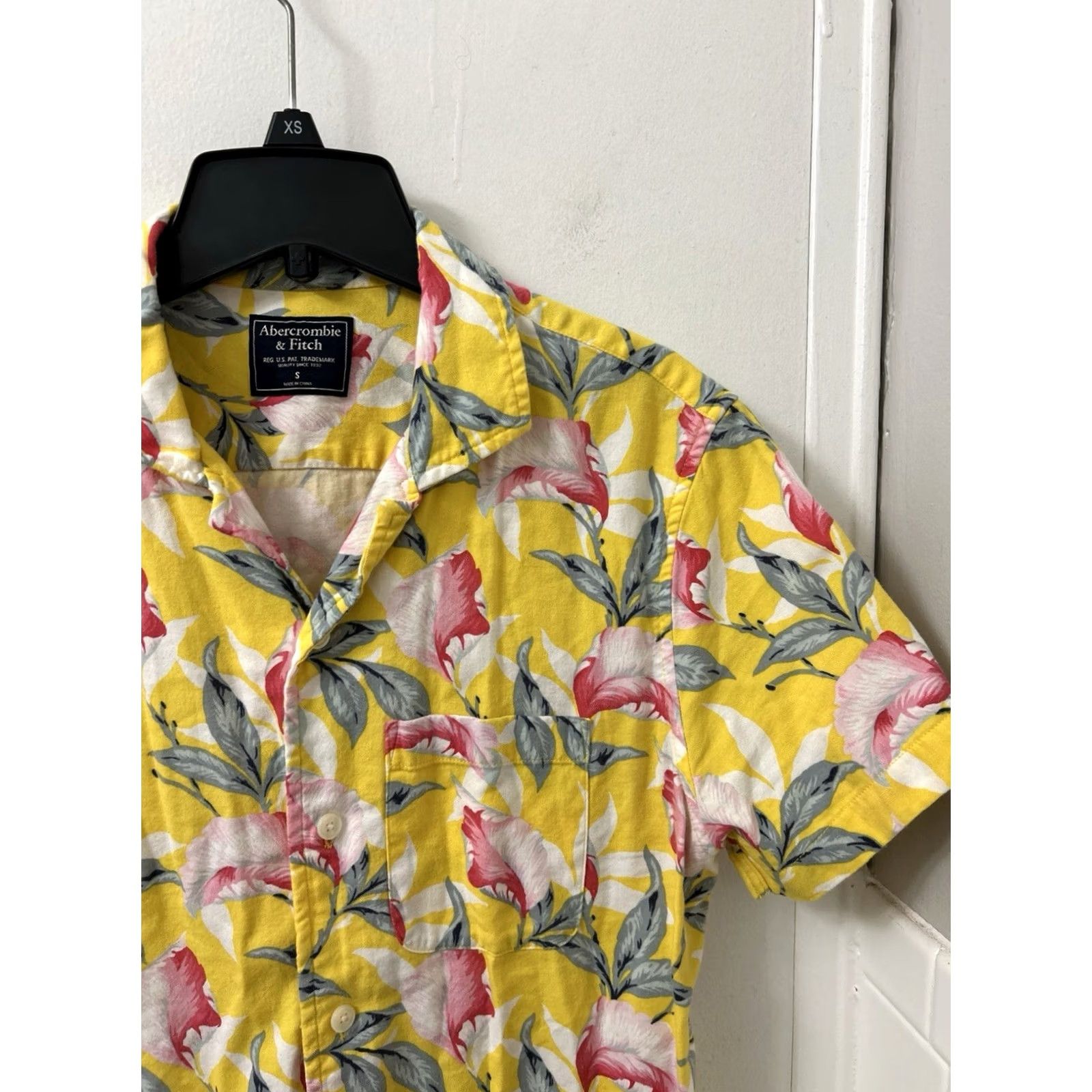 Abercrombie & Fitch Abercrombie & Fitch Shirt Mens Size Small Yellow Floral Print Short Sleeve Button Up Camp Collar Size US S / EU 44-46 / 1 - 4 Thumbnail