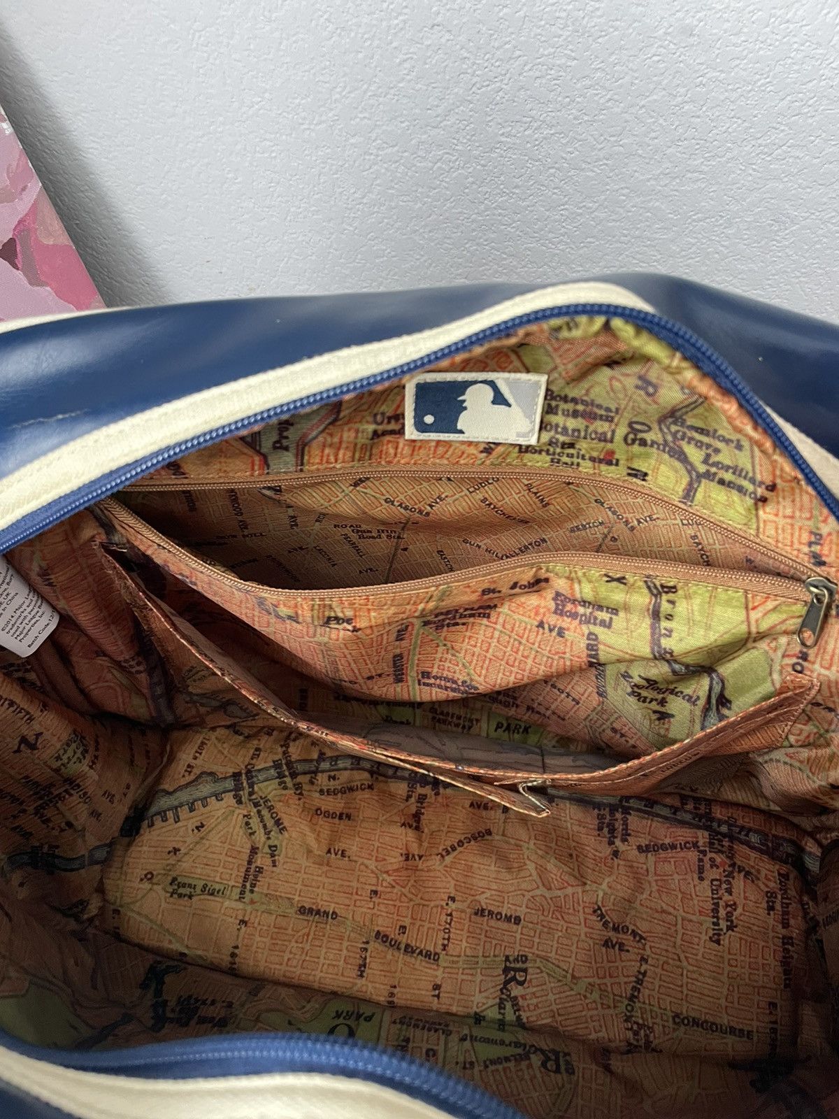 MLB × New York Yankees × Vintage MLB New York Yankees Vintage Leather Bag Y2K Metal Logo Rare Size ONE SIZE - 12 Thumbnail