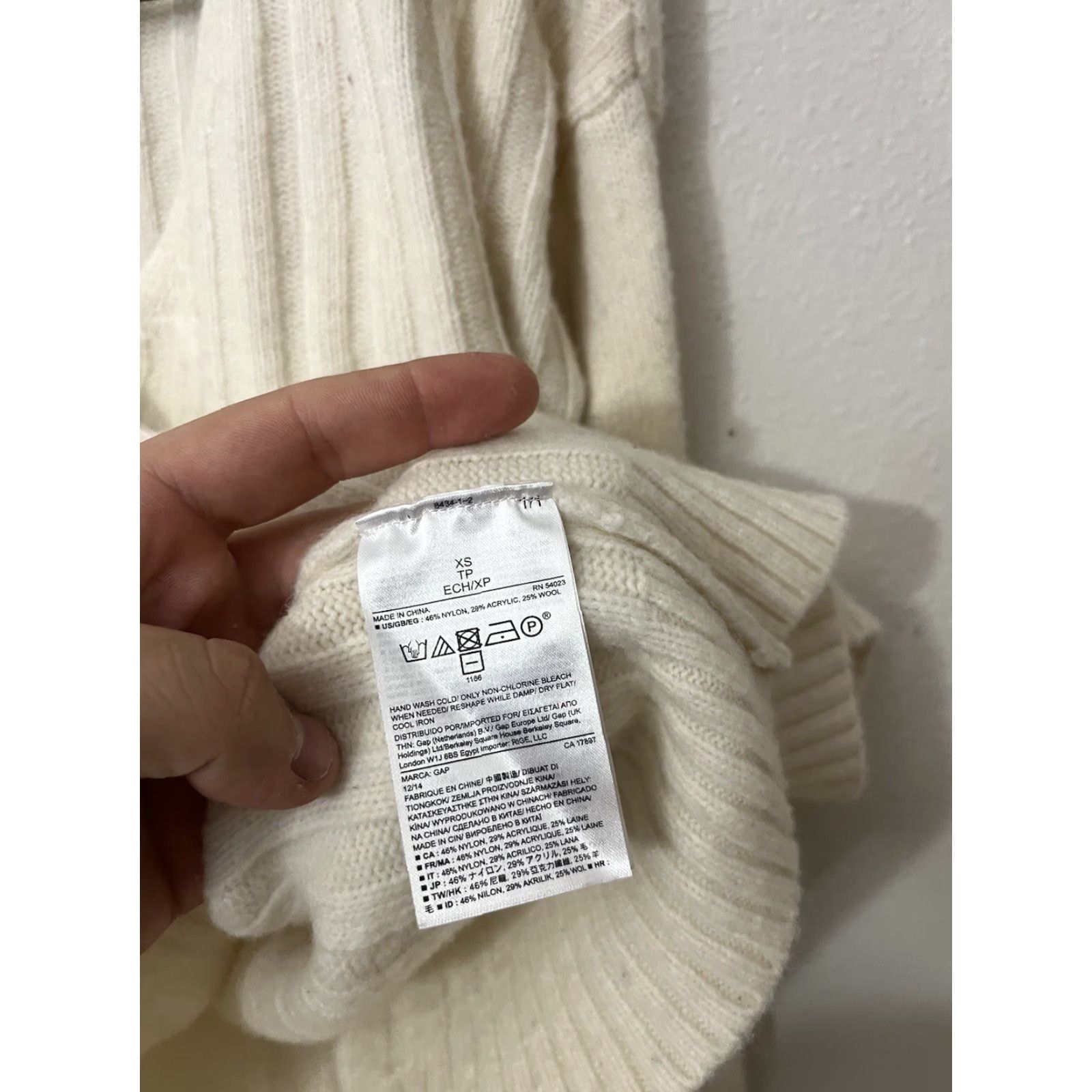 Gap VINTAGE Gap Pullover Sweater XS White Women V-Neck Ribbed Wool Blend Acrylic Polyester Spandex 45% 37% 15% 3% Size XS / US 0-2 / IT 36-38 - 4 Thumbnail
