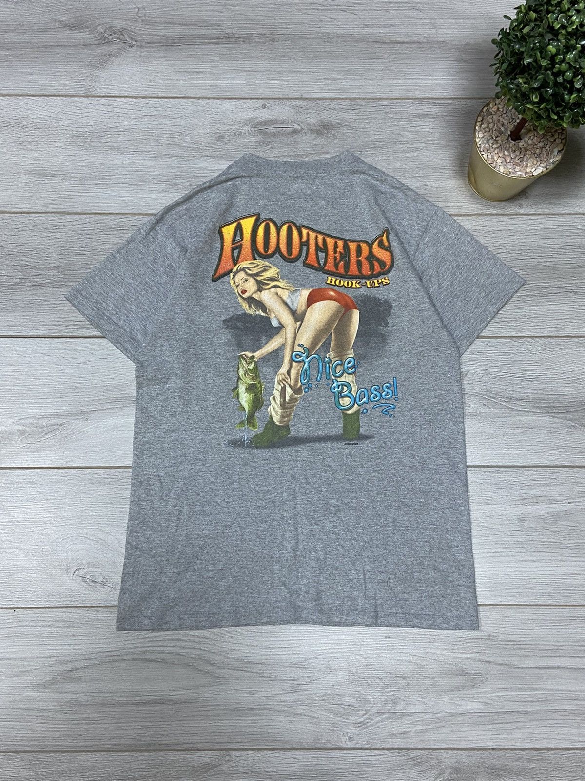 Vintage Vintage 2008 Hooters Hook-Ups “Nice Bass” ass nude girl Tee Size US M / EU 48-50 / 2 - 1 Thumbnail