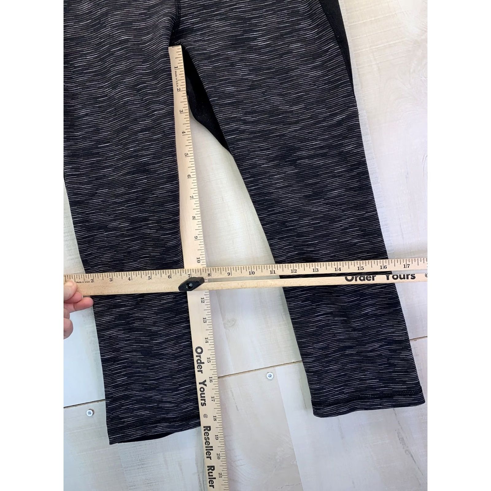 Vintage - Keywords: "Lucy Womens", "Cropped Workout Leggings", "Activewear", "45% FUZZIES, 50% BLACK" are important Size 28" / US 6 / IT 42 - 4 Thumbnail
