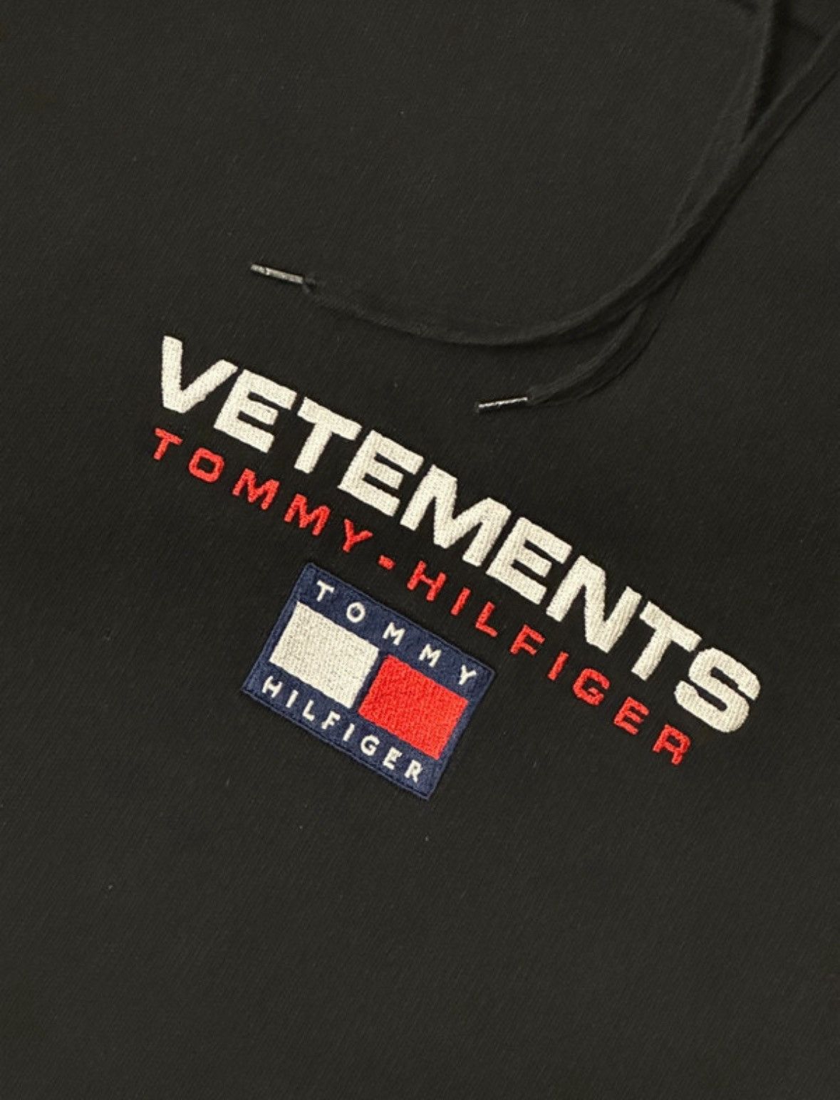 Tommy Hilfiger × Vetements Vetements x Tommy Hilfiger Double Sleeve Hoodie Black Size S Size US S / EU 44-46 / 1 - 6 Thumbnail