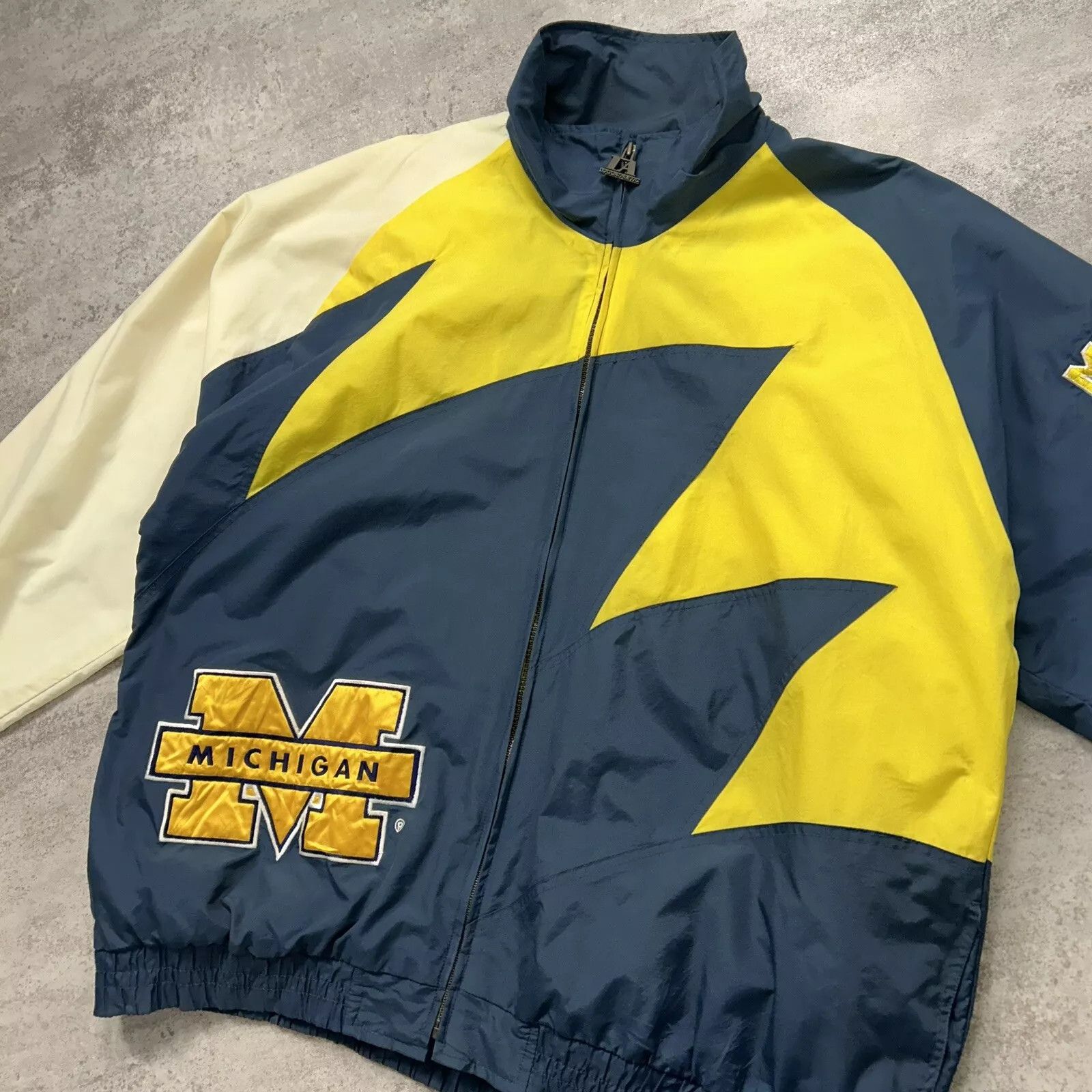 NCAA × Vintage MICHIGAN WOLVERINES LOGO ATHLETIC SHARK TOOTH JACKET SPLASH Size US XL / EU 56 / 4 - 2 Thumbnail