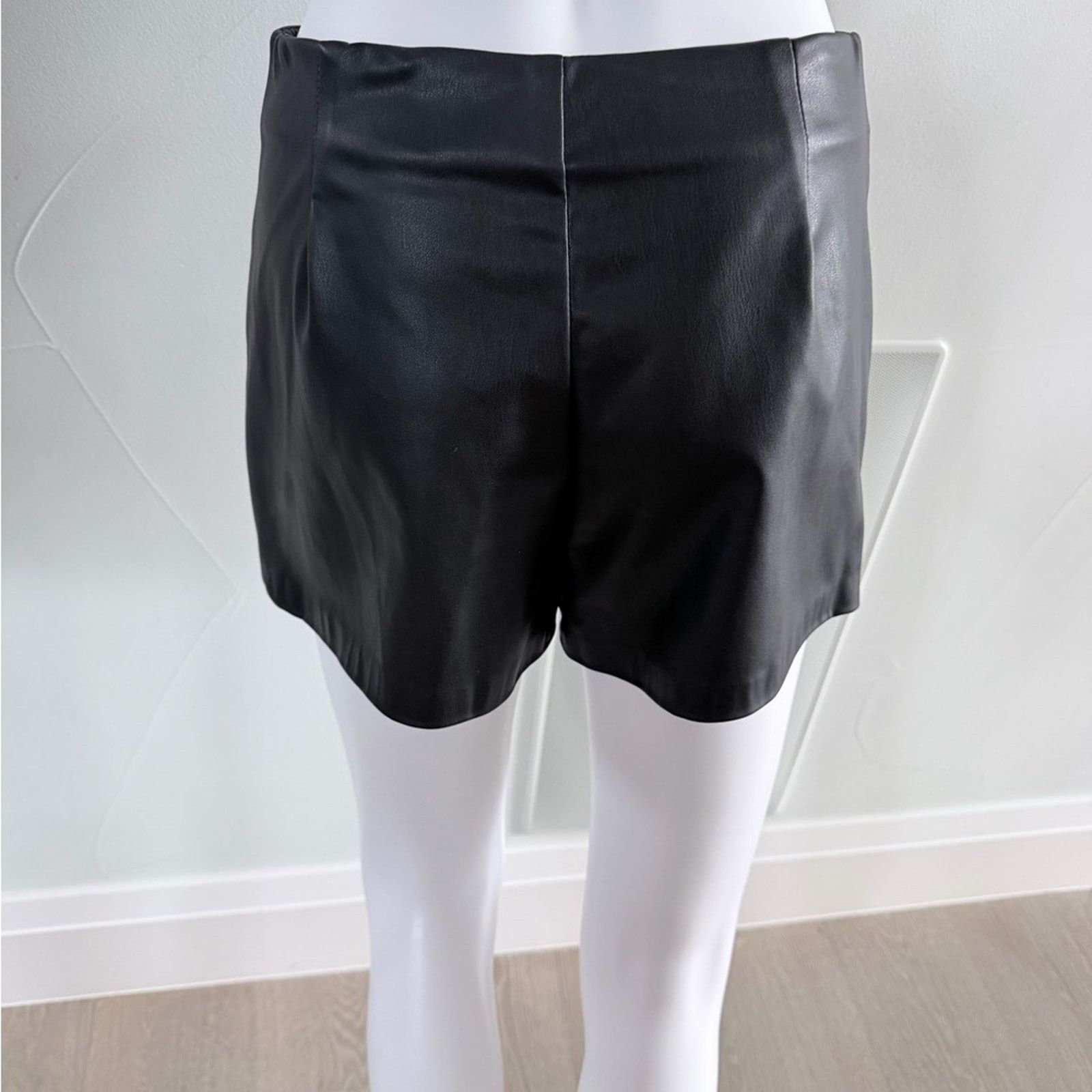 Zara New Y2K Zara Faux Leather Black Zippered Mini Skort size XS Size 25" / US 0 / IT 36 - 4 Thumbnail