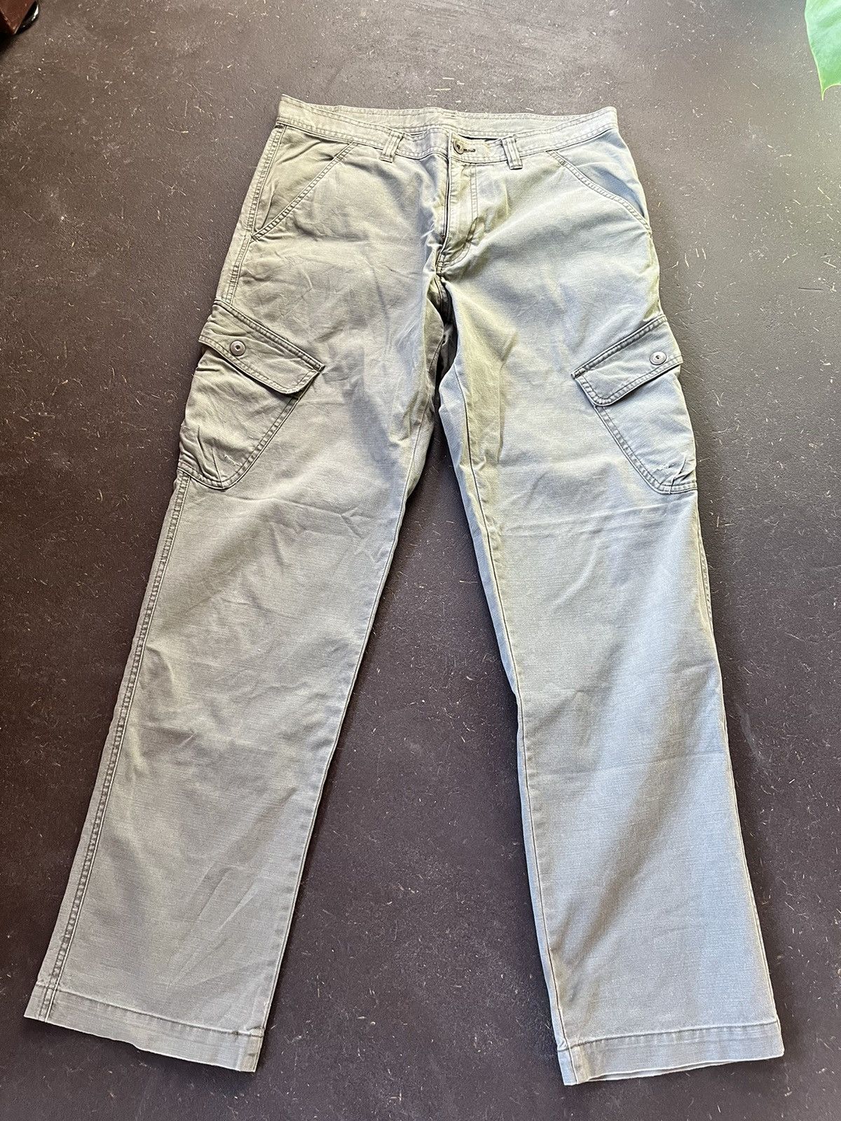 Uniqlo Uniqlo olive/green cargo pants Size US 35 - 4 Thumbnail