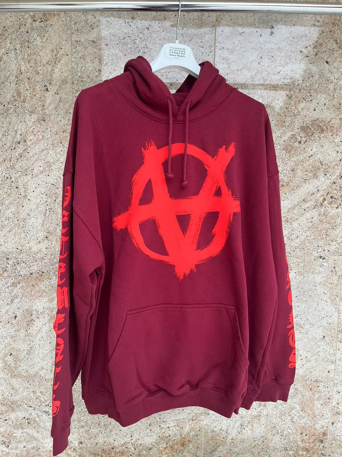 Vetements Anarchy Gothic Logo Hoodie in Bordeaux Size US L / EU 52-54 / 3 - 4 Thumbnail