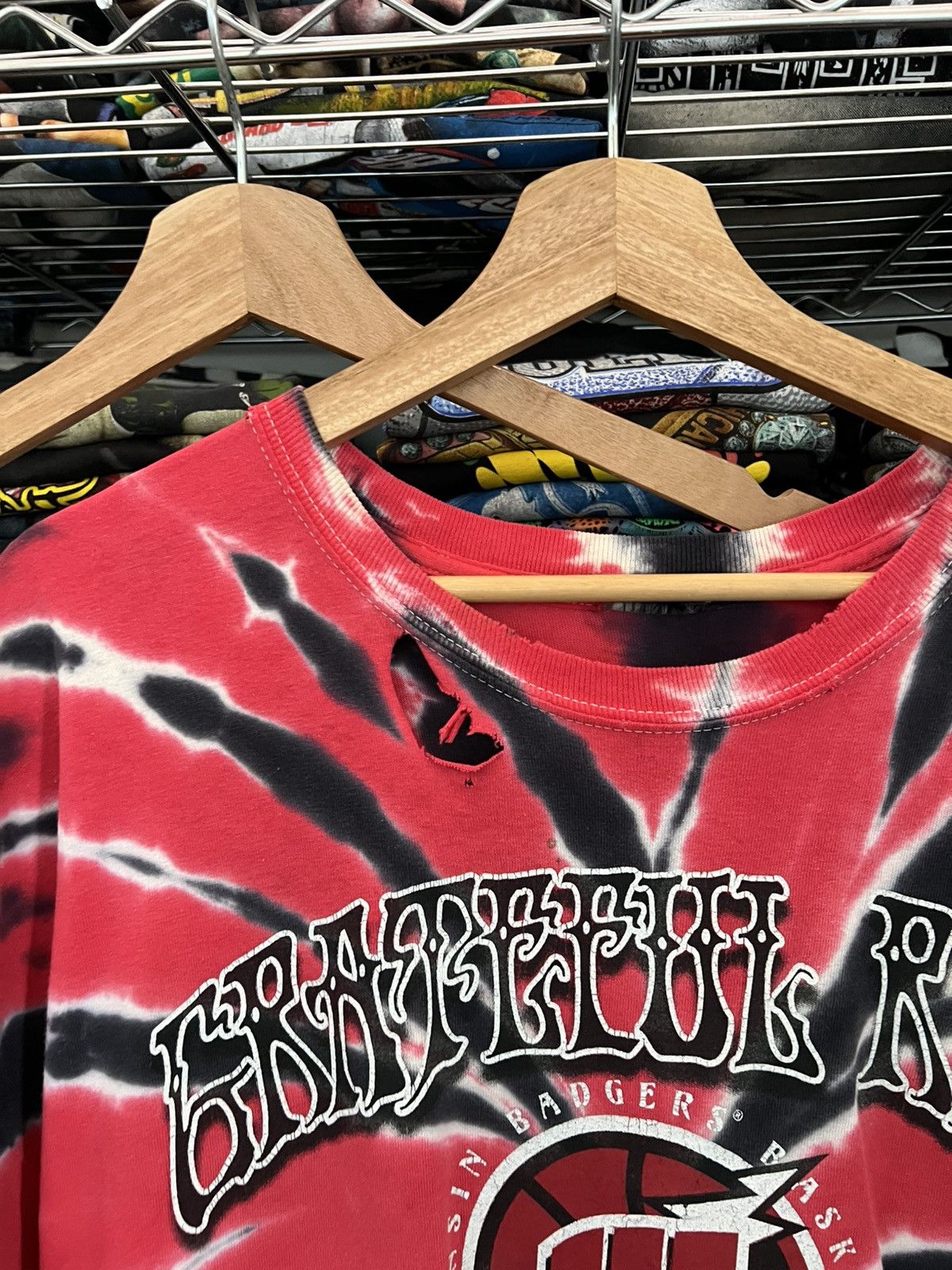 NCAA 90s Wisconsin Badgers Basketball Grateful Red Dead Tee NBA Size US XXL / EU 58 / 5 - 4 Thumbnail