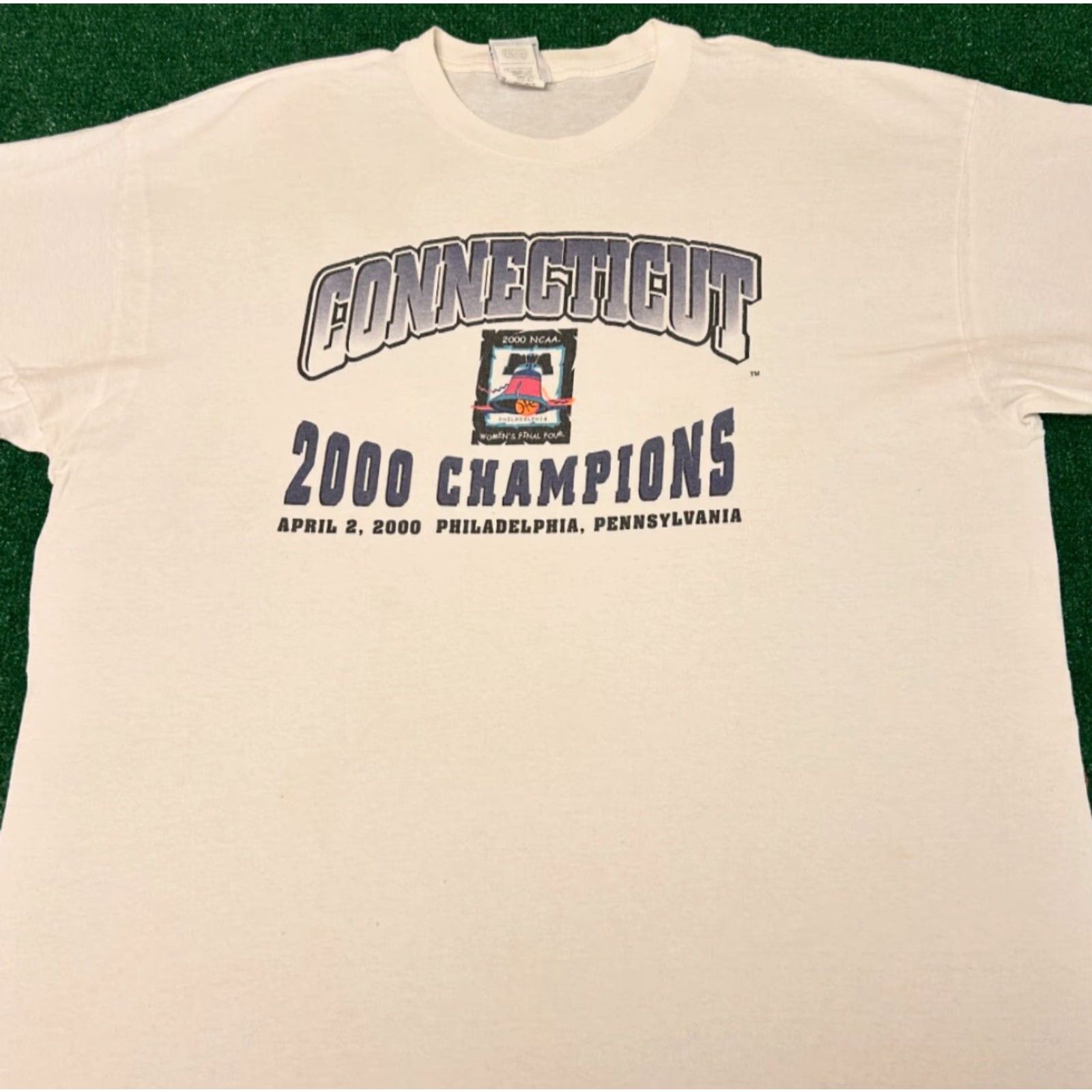 Champion VINTAGE 90s NCAA Womens Final Four Connecticut Champions 2000 VTG Shirt Mens XXL Champion White Short Sleeve T-Shirt Size XXL / US 16-18 / IT 52-54 - 3 Thumbnail
