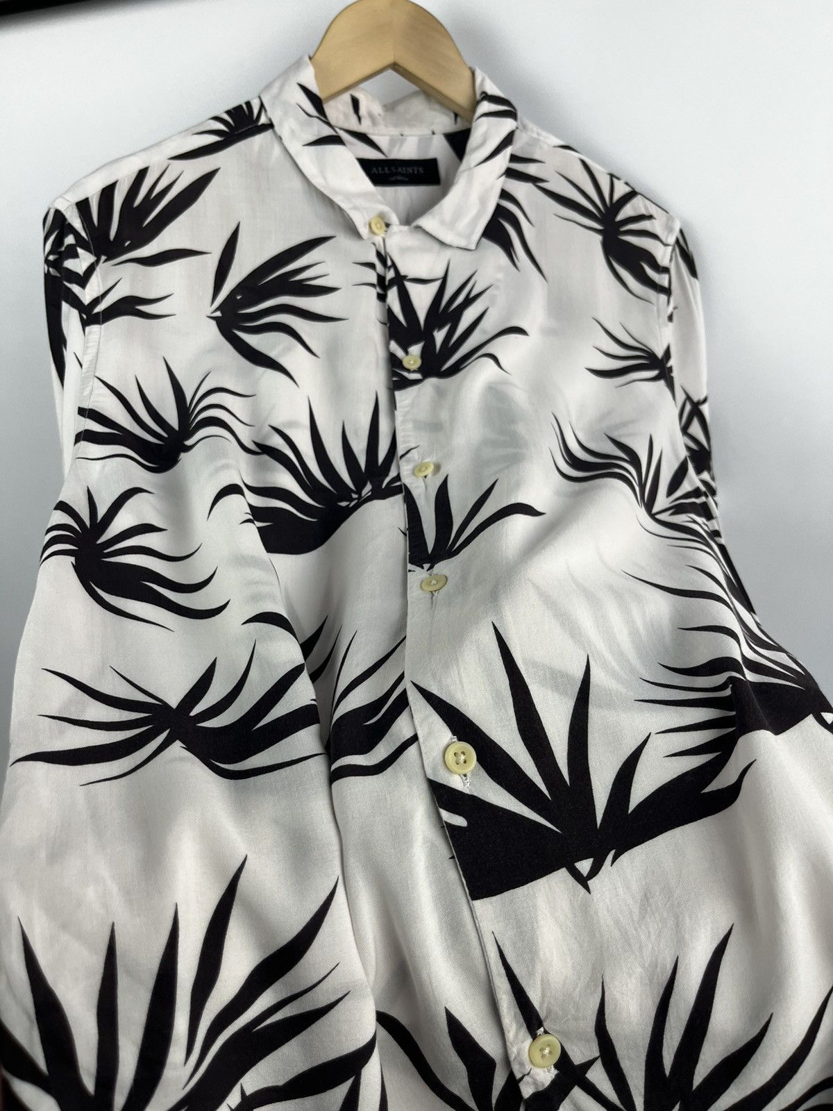Allsaints All Saints Bhutan Shirt Men’s Medium White Floral Size US M / EU 48-50 / 2 - 5 Thumbnail