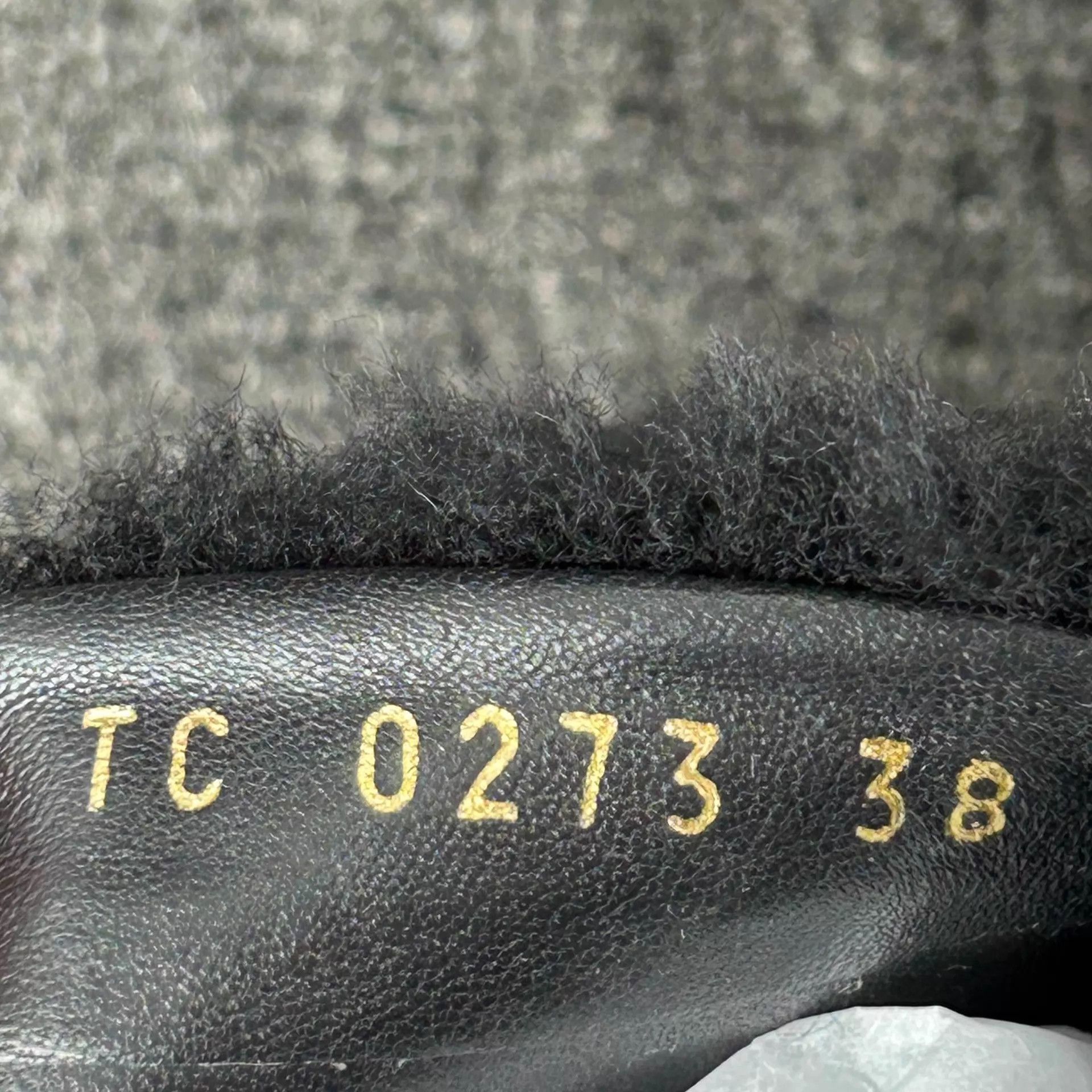 Louis Vuitton LOUIS VUITTON Black Fur Slipper Metallic Logo 38 Size US 7.5 / IT 37.5 - 7 Thumbnail