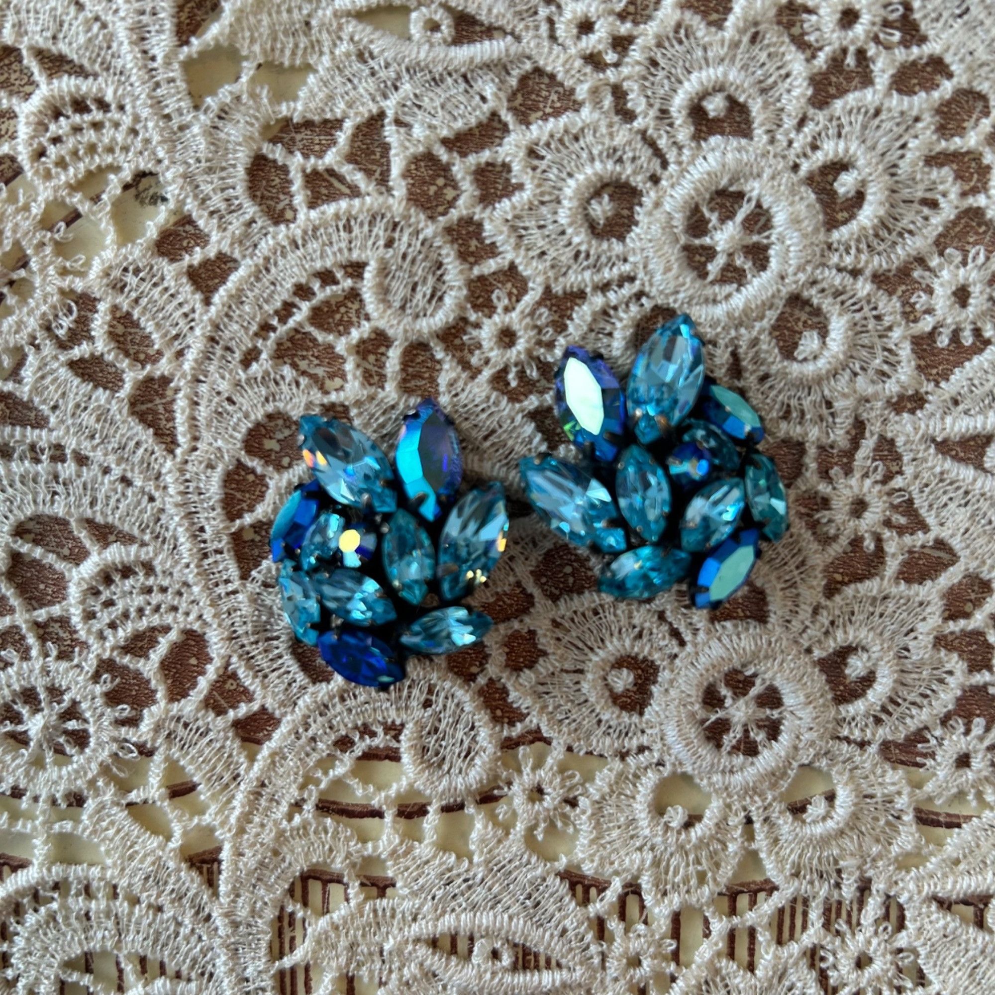 Vintage Vintage Blue Glass Rhinestone Aurora Borealis Clip Earrings Size ONE SIZE - 5 Thumbnail