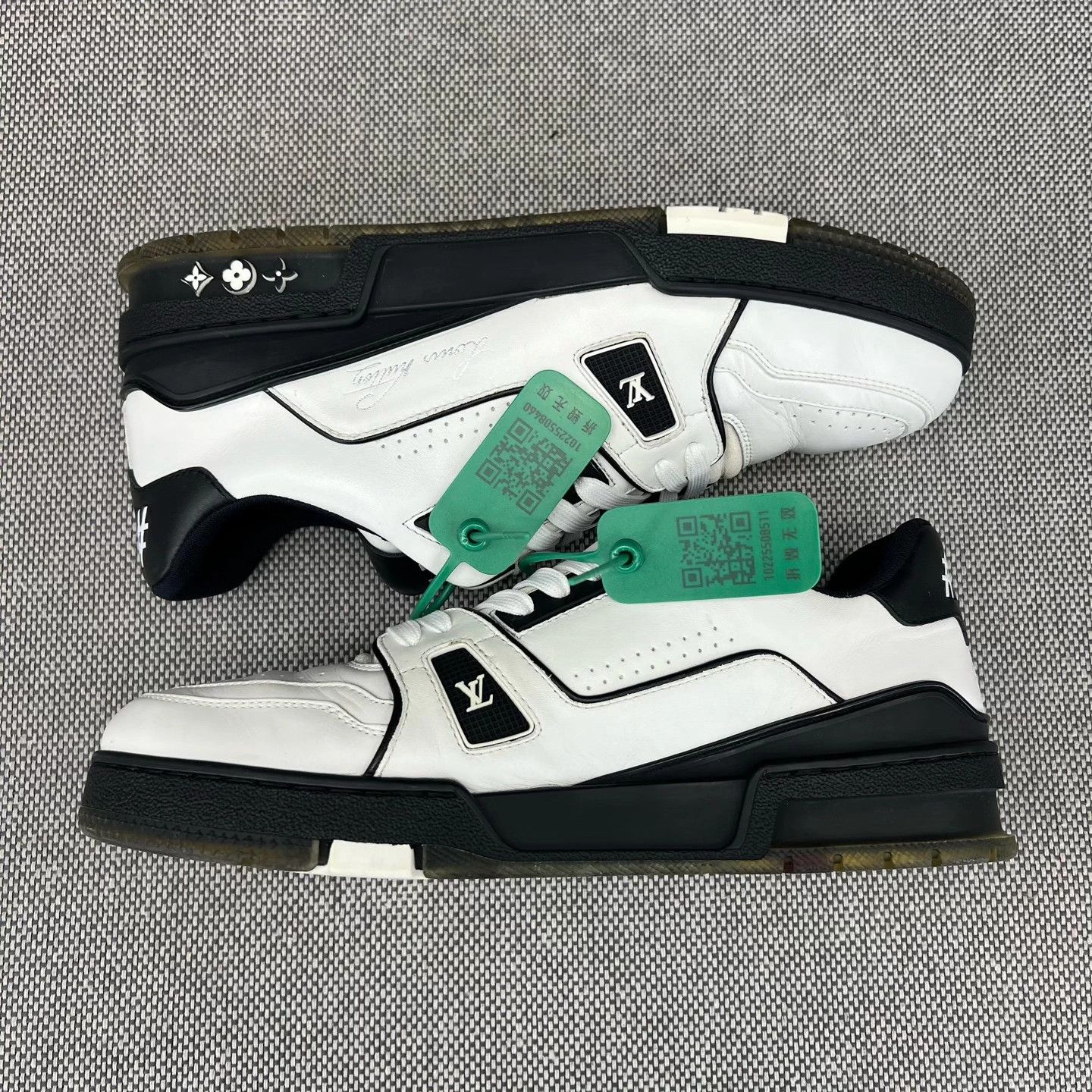 Louis Vuitton Louis Vuitton Trainer Sneakers - Size 7 - Black/White . Size US 7 / EU 40 - 2 Thumbnail