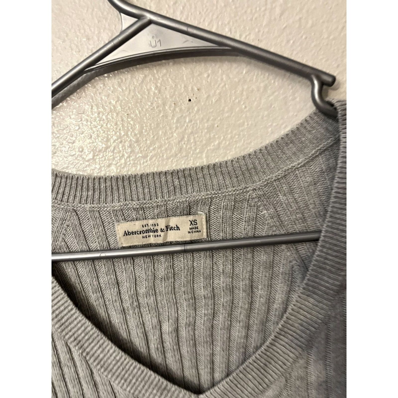 Abercrombie & Fitch Womens Abercrombie & Fitch Ribbed Gray Knit V-Neck Sweater XS Pullover Knit Pullover Casual Womens XS Gray Logo Vintage: No Size XS / US 0-2 / IT 36-38 - 2 Thumbnail