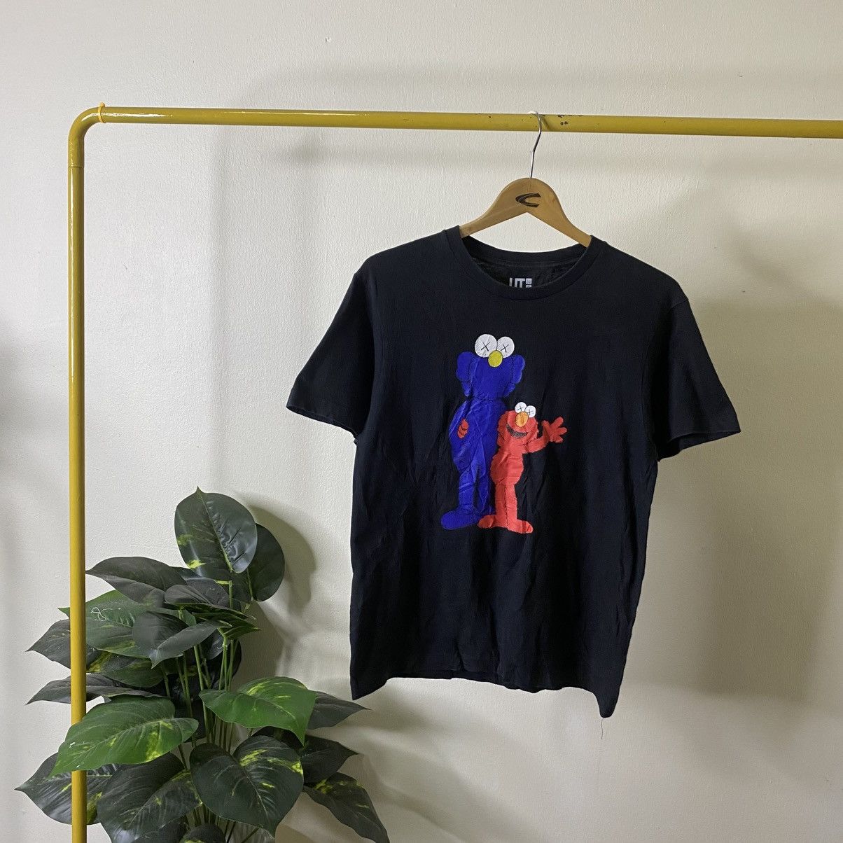 Kaws Kaws x Sesame Street For Uniqlo Collaboration T Shirt Size US M / EU 48-50 / 2 - 1 Thumbnail