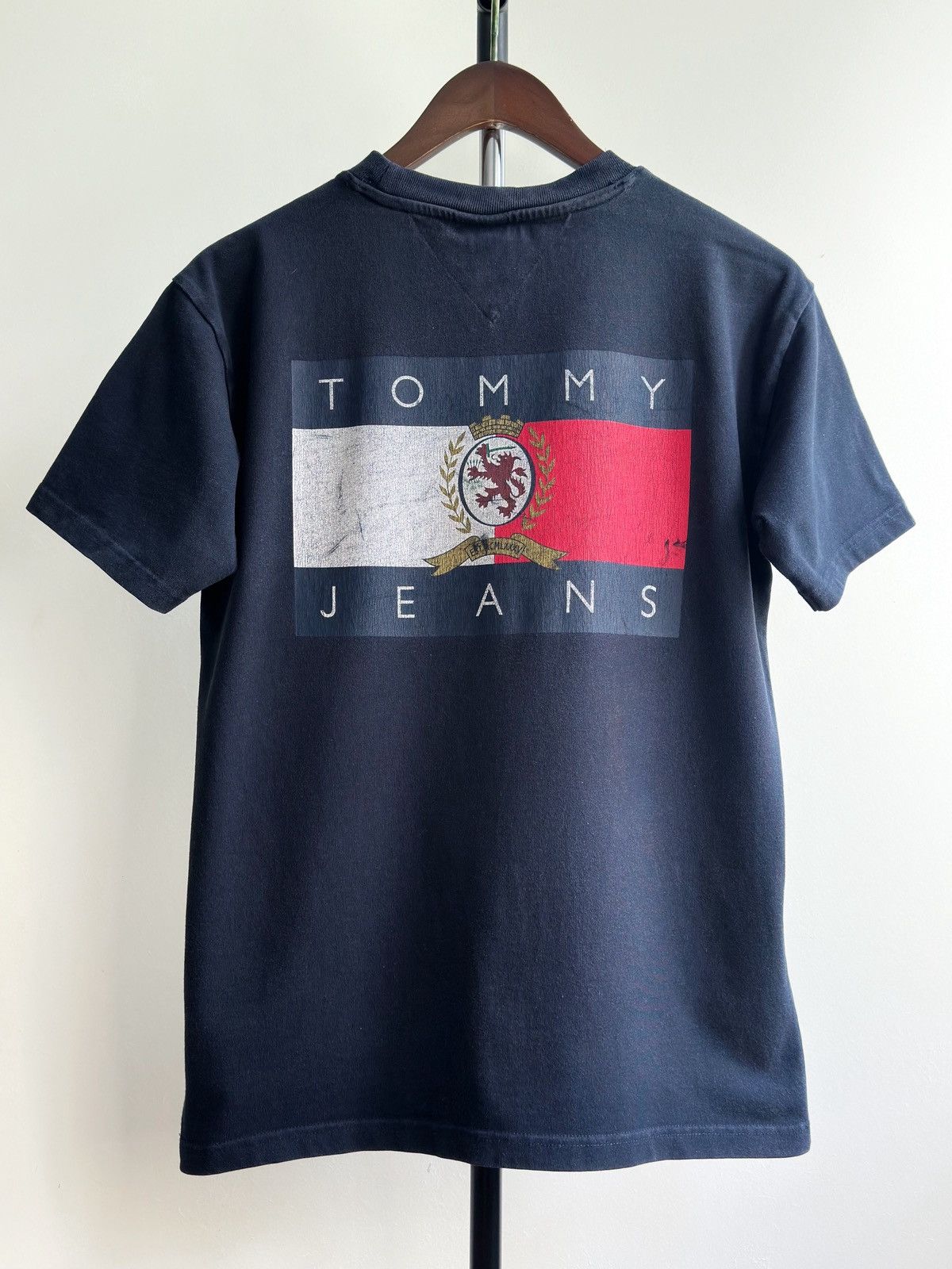 Tommy Hilfiger × Vintage Vintage Tommy Hilfiger Jeans Big Logo Tee Size US S / EU 44-46 / 1 - 1 Thumbnail