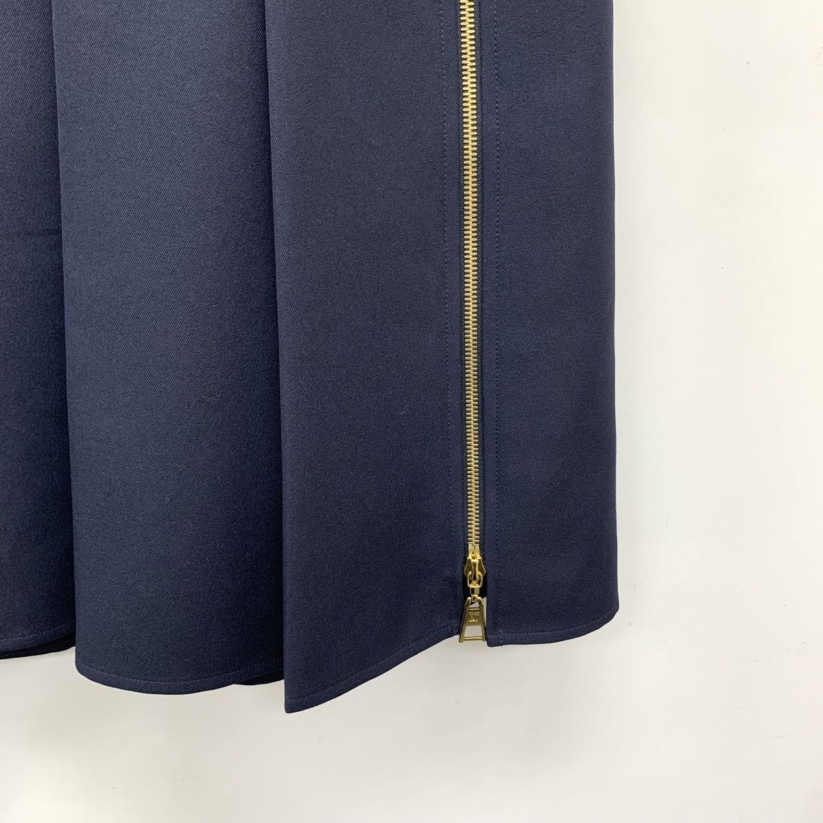 Louis Vuitton Louis Vuitton Navy Pleated Casual Skirt K26WX Size 26" / US 2 / IT 38 - 4 Thumbnail