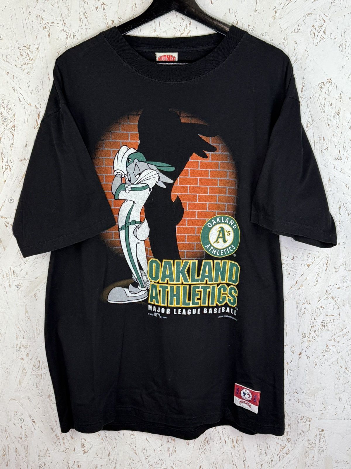 Nutmeg Nutmeg Mills Oakland Athletics MLB 1996 Warner Bros Bugs Tee Size US XL / EU 56 / 4 - 1 Thumbnail