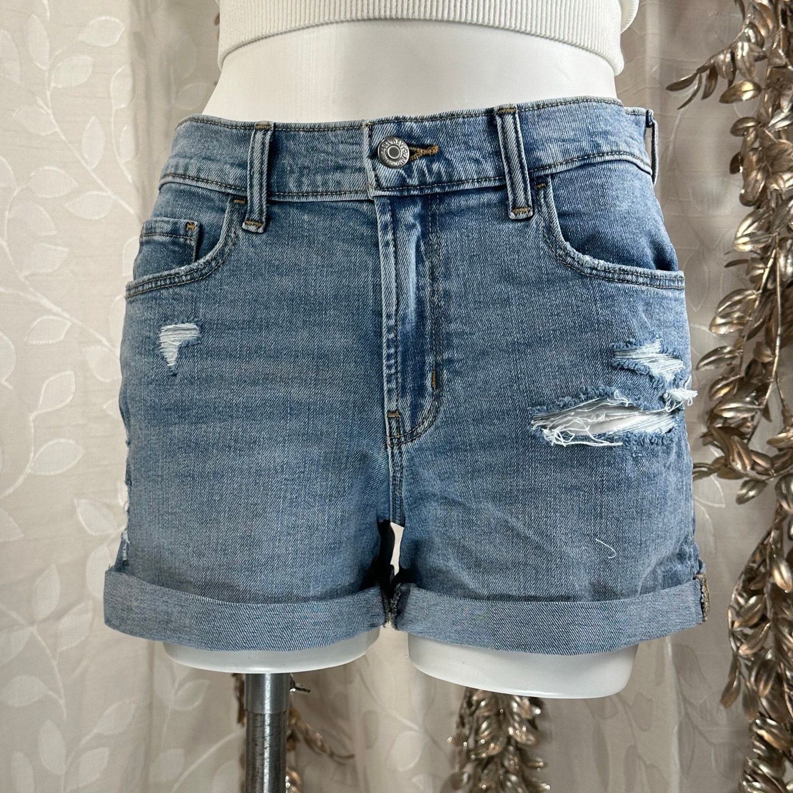 Old Navy Old Navy Women’s Size 6 Boyfriend Denim Shorts Light wash Size 28" / US 6 / IT 42 - 7 Thumbnail