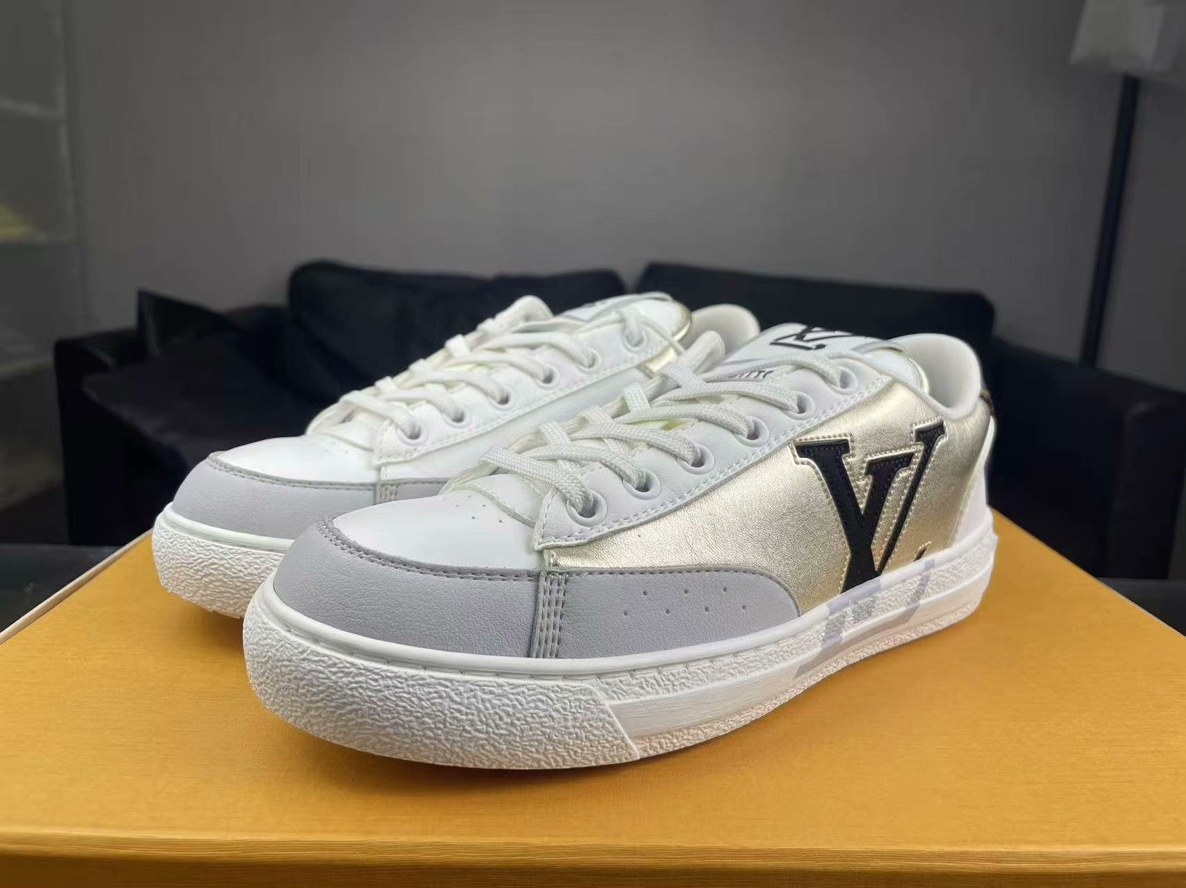 Louis Vuitton Louis Vuitton White Lowtop Sneakers us_6 Women Size US 6 / IT 36 - 1 Thumbnail