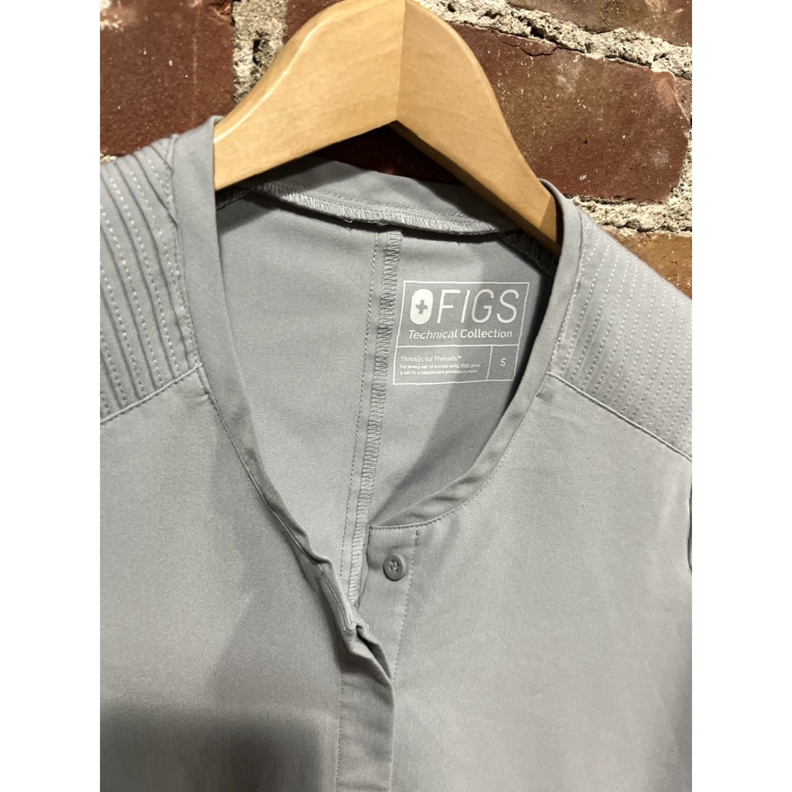 Vintage Figs Womens Limbe Pintuck Scrub Top Gray Size S Shirt Adult Women 26 in Length 20 in Pit to Pit Scrub Top Solid Size S / US 4 / IT 40 - 2 Thumbnail