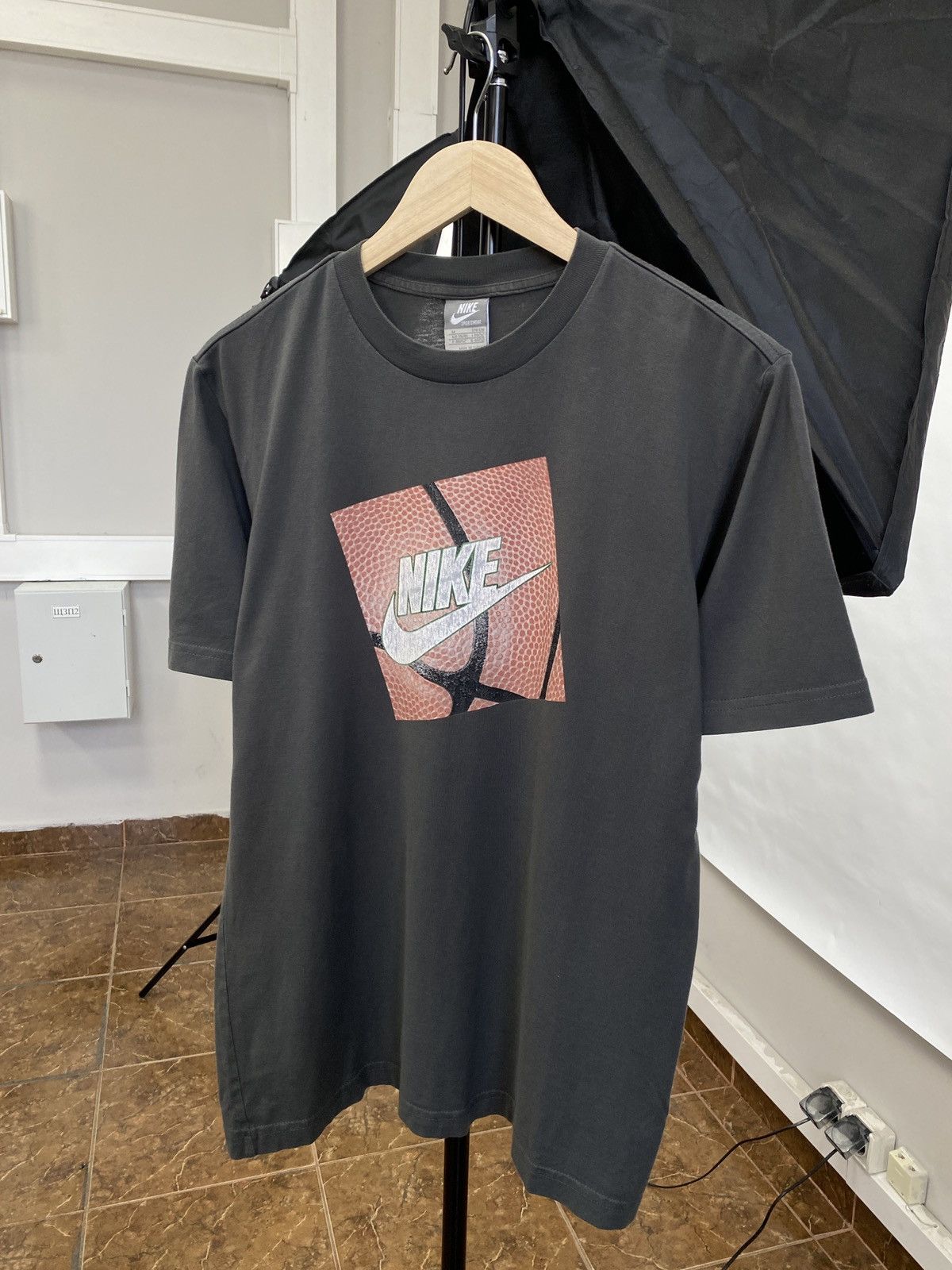 Nike × Vintage 🏀 Vintage 90s Nike Basketball T-Shirt Swoosh Rare Retro Hype Size US M / EU 48-50 / 2 - 1 Thumbnail