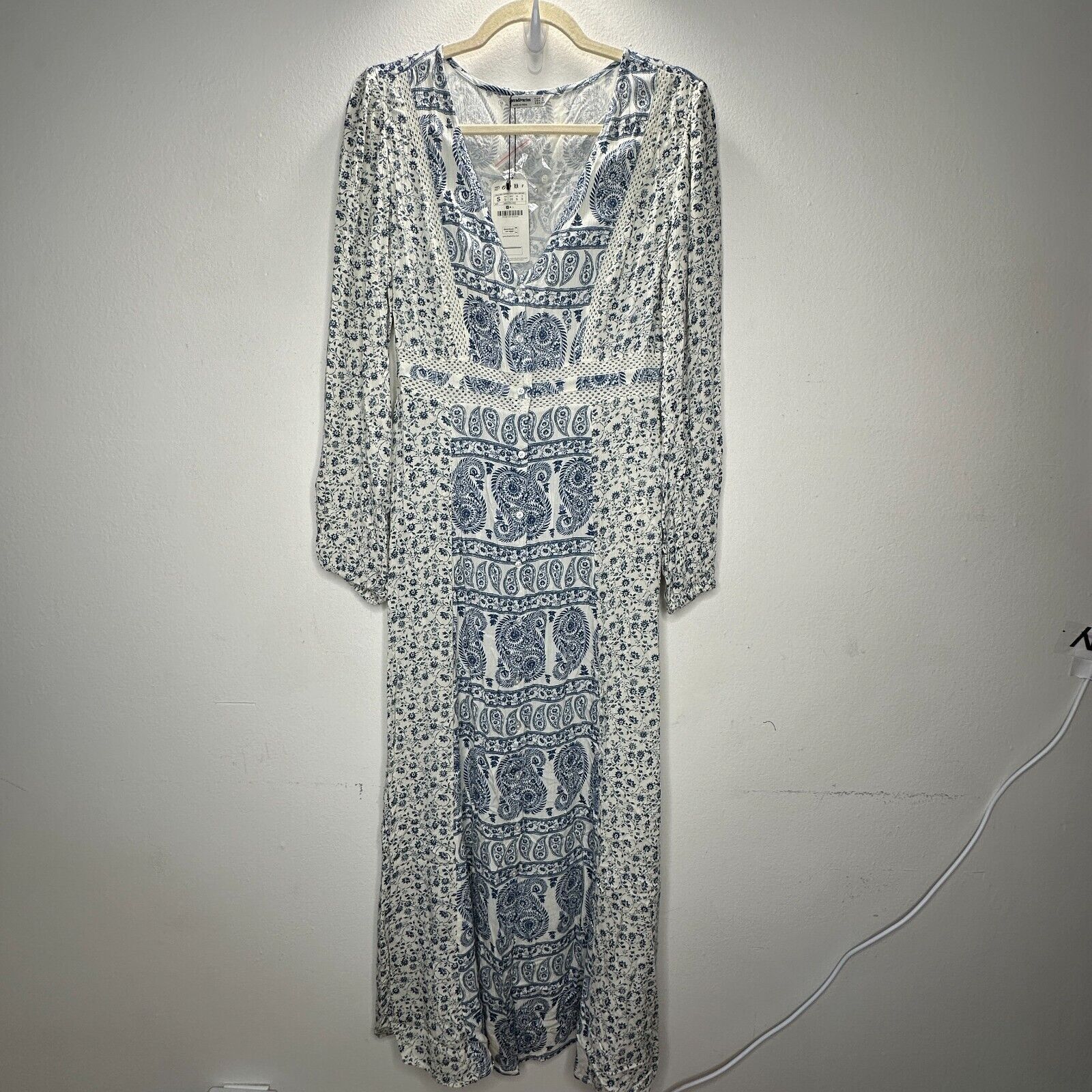 Other Stradivarius Floral Paisley Long Sleeve VNeck Maxi Dress Size S / US 4 / IT 40 - 3 Thumbnail