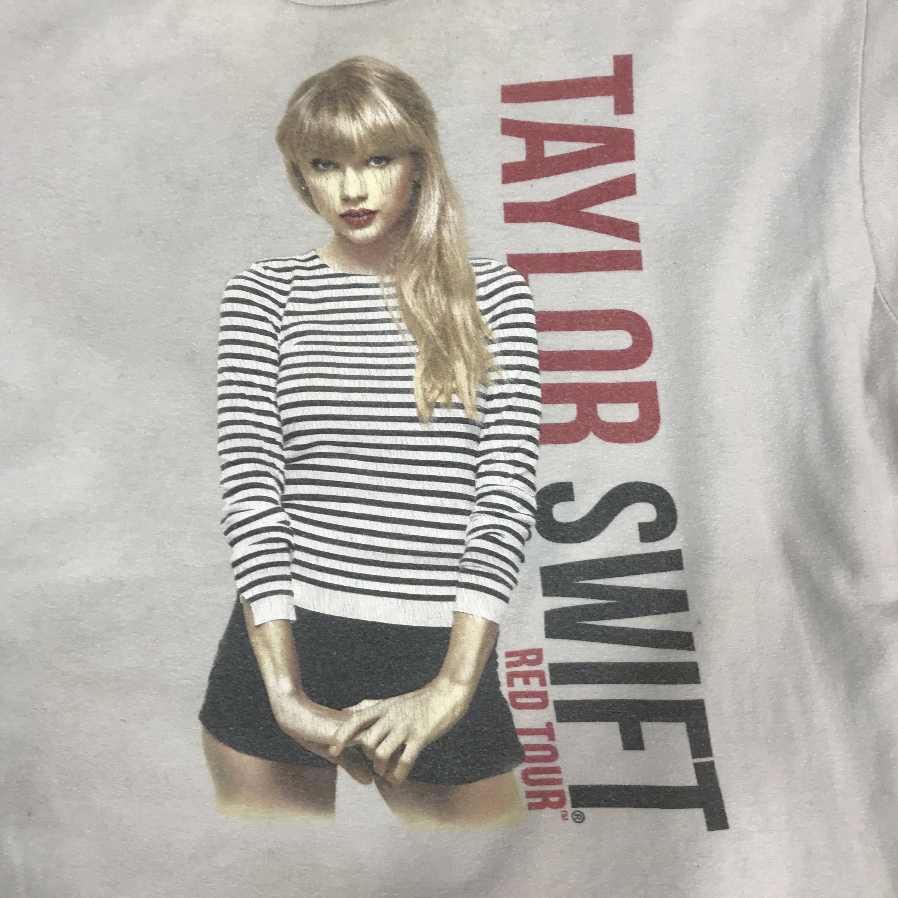 Band Tees Taylor swift red tour t-shirts Size US M / EU 48-50 / 2 - 9 Thumbnail