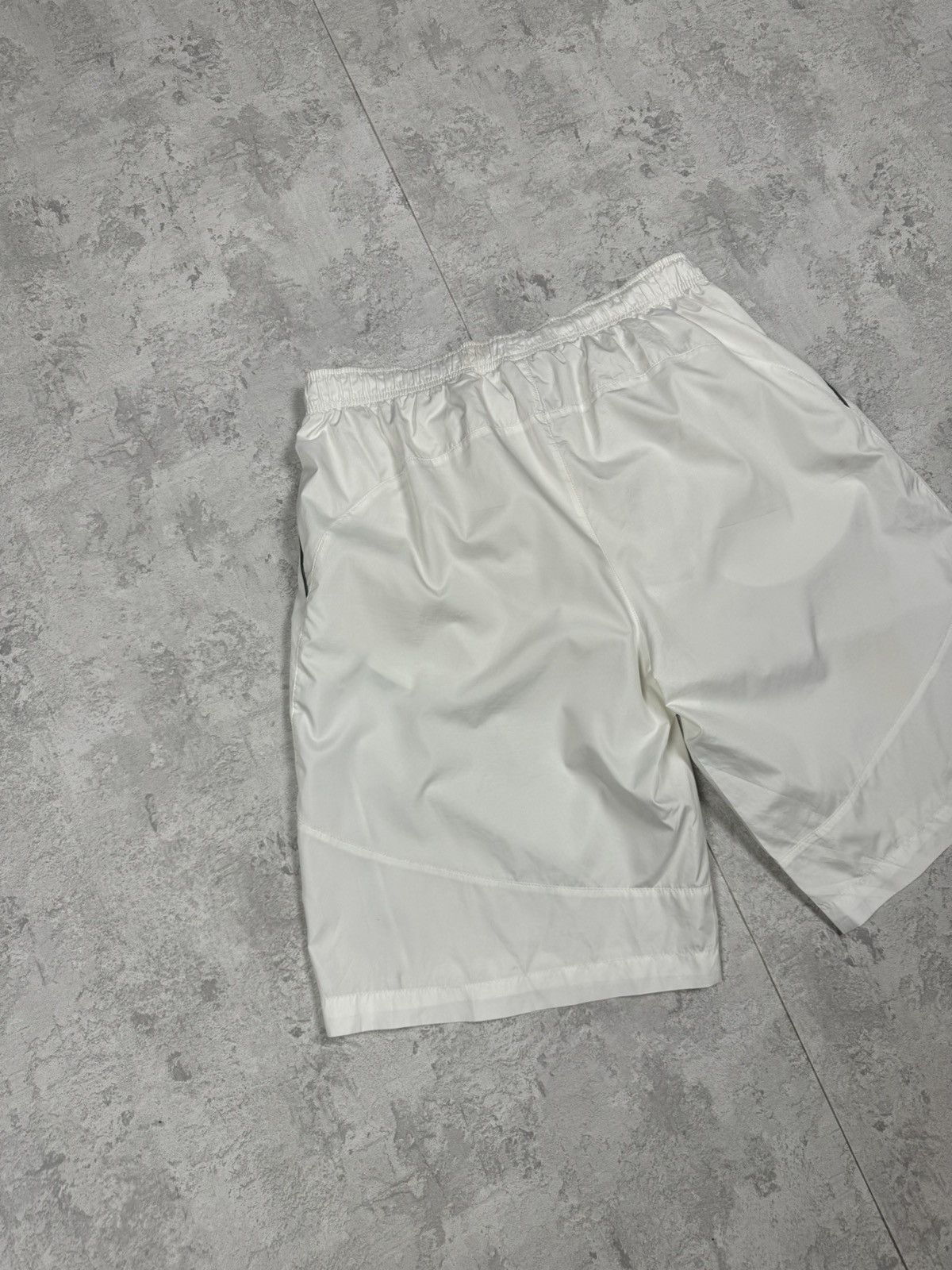 Nike Vintage Nike Y2K Streetwear Sportswear White Shorts Size L Size US 34 / EU 50 - 7 Thumbnail