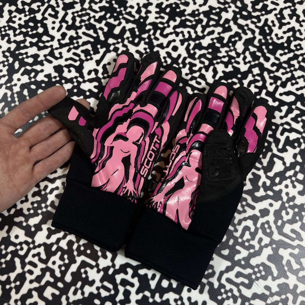Japanese Brand Vintage Y2K SCOTT Sexy Porn Girl Print Gloves Ski Snow Style Size ONE SIZE - 3 Thumbnail
