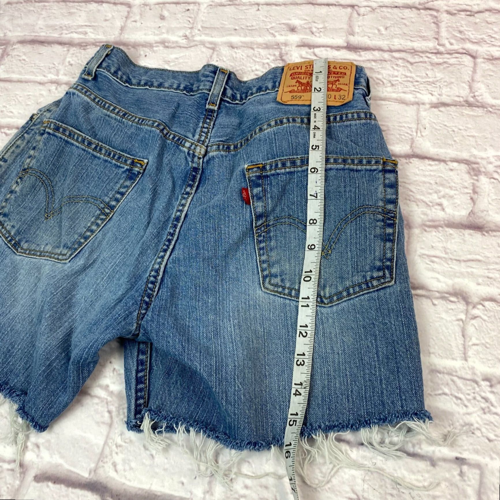 Levi's VINTAGE Levis 559 Relaxed Bermuda Jean Shorts Mens W30 Medium Blue 90s Outdoor 5-Pocket Design Zipper Button 3 in Inseam Denim Cotton Slim? Size US 30 / EU 46 - 7 Thumbnail
