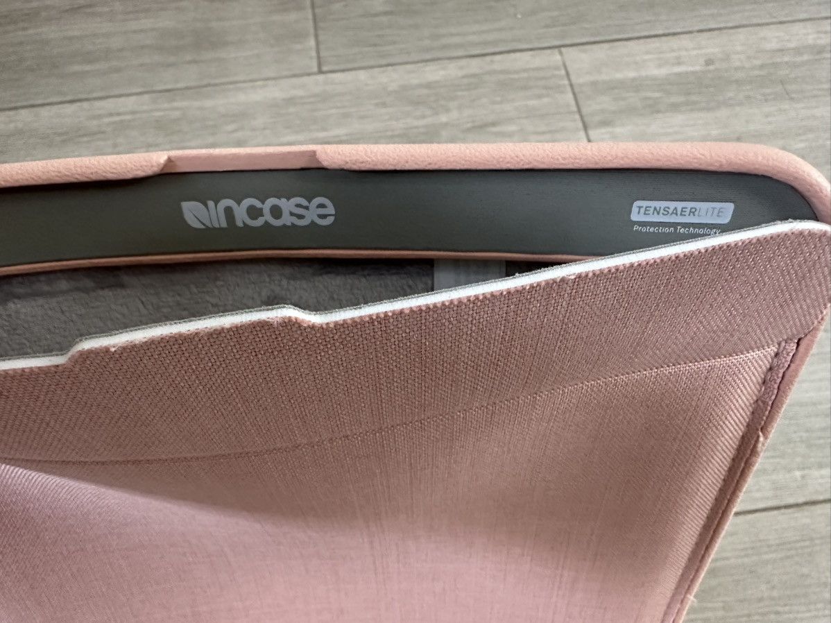 Incase Incase ICON Sleeve Woolenex 13" MacBook Air & Pro Case Pink Size ONE SIZE - 3 Thumbnail