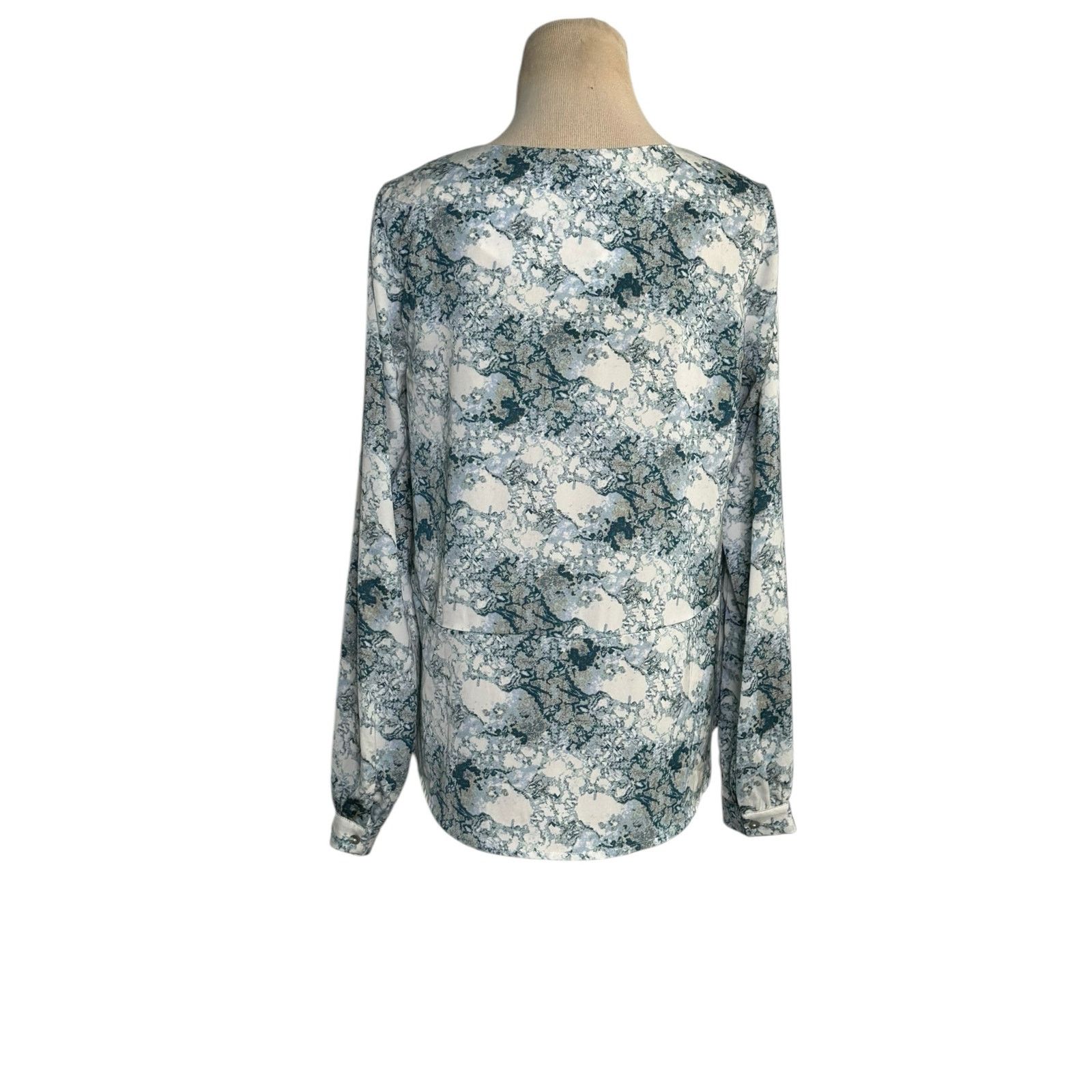 Forever 21 Forever 21 white blue long sleeves blouse size Small Size S / US 4 / IT 40 - 6 Thumbnail