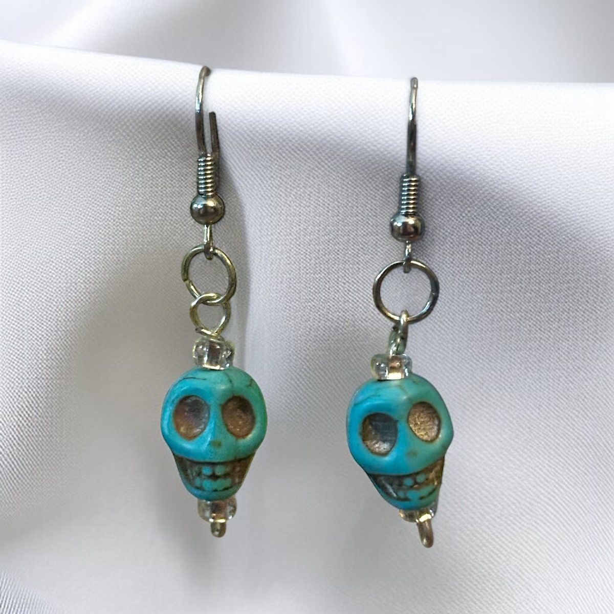 Other Howlite skull dangle earrings Size ONE SIZE - 1 Thumbnail