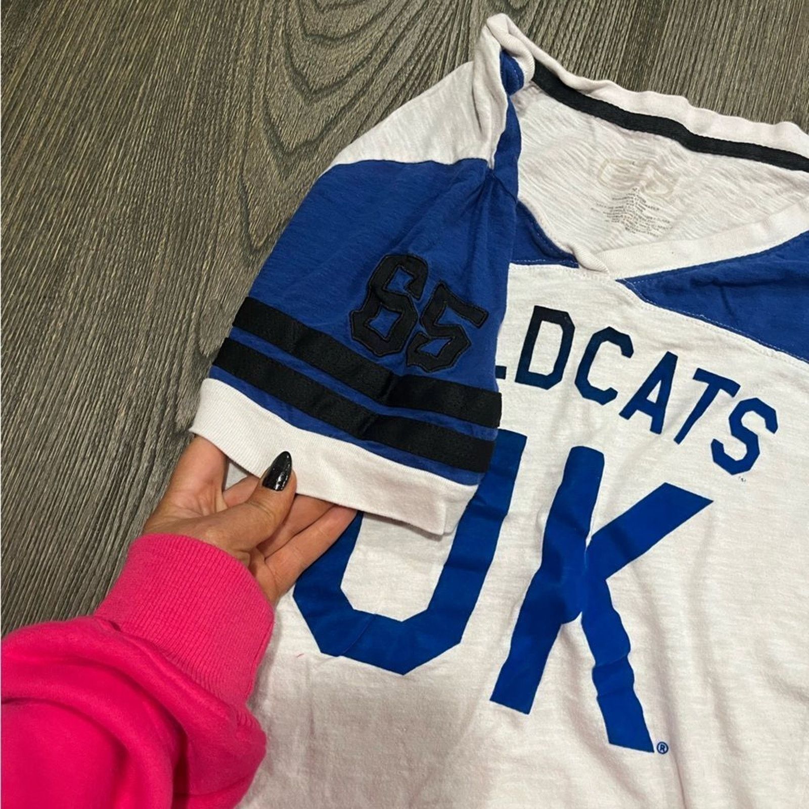 eS ES Top University of Kentucky Wildcats V-neck Size XL Size XL / US 12-14 / IT 48-50 - 3 Thumbnail