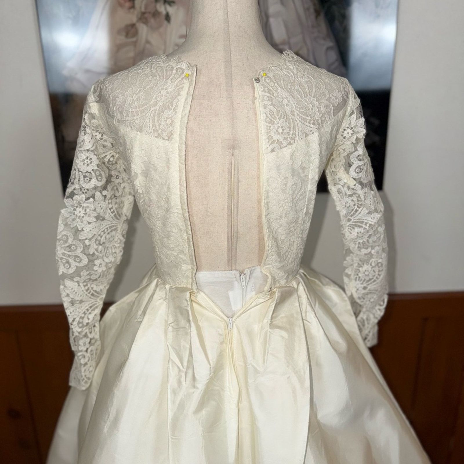 Vintage Stunning Vintage 1950s Wedding Gown & Crown Veil Size M / US 6-8 / IT 42-44 - 9 Thumbnail