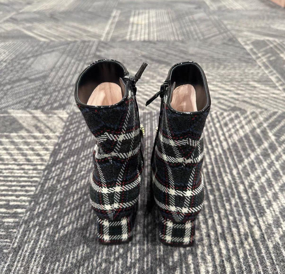 Roger Vivier Roger Vivier Check Ankle Boots J42 Size US 5 / IT 35 - 3 Thumbnail