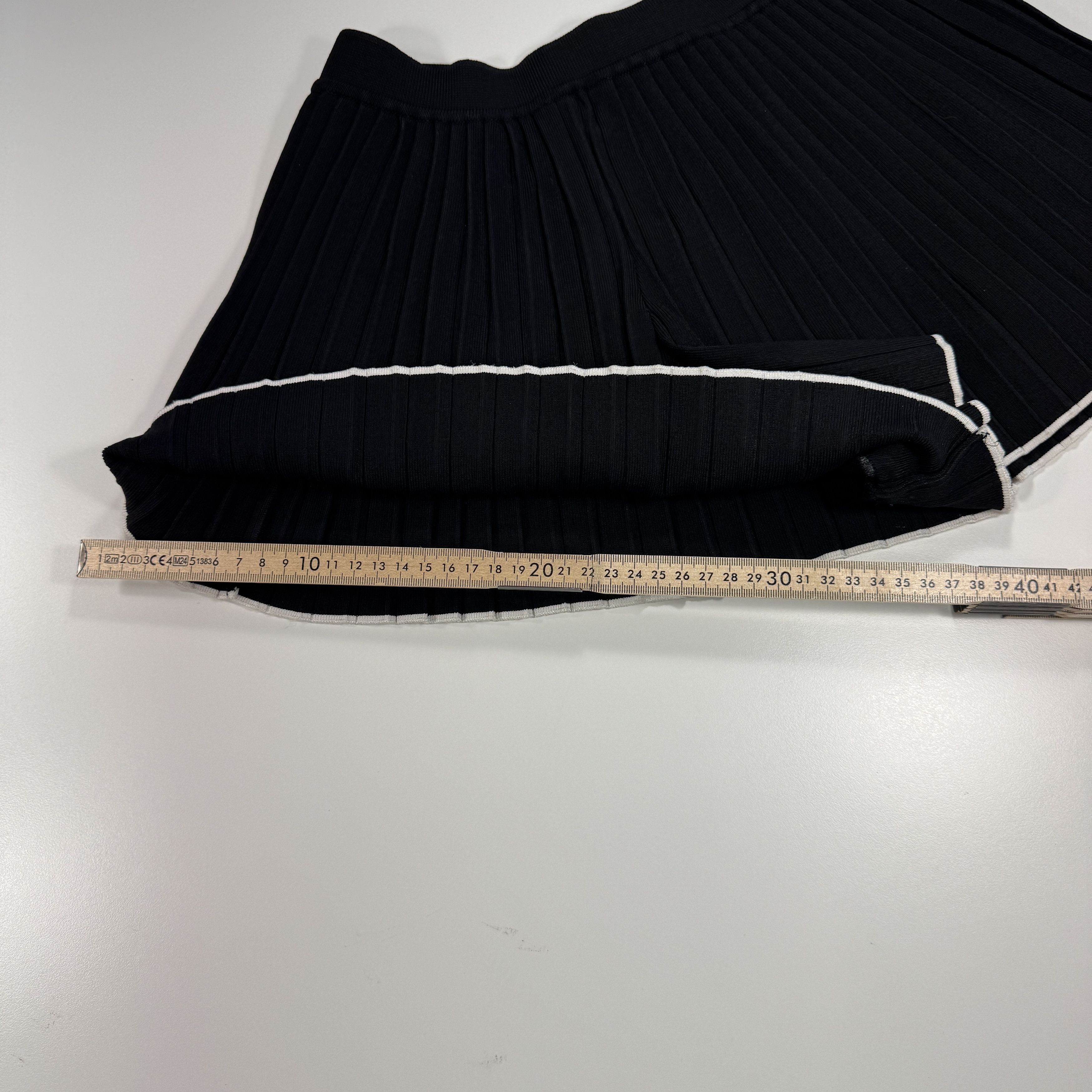 Jacquemus Jacquemus The Pleated Knit Shorts Size 34" / US 12 / IT 48 - 7 Thumbnail
