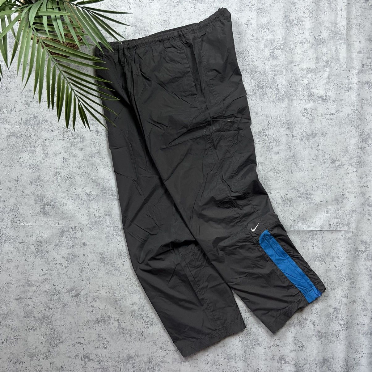 Nike 90s NIKE SWOOSH VINTAGE GORPCORE BAGGY PARACHUTE RETRO PANTS Size US 32 / EU 48 - 1 Thumbnail