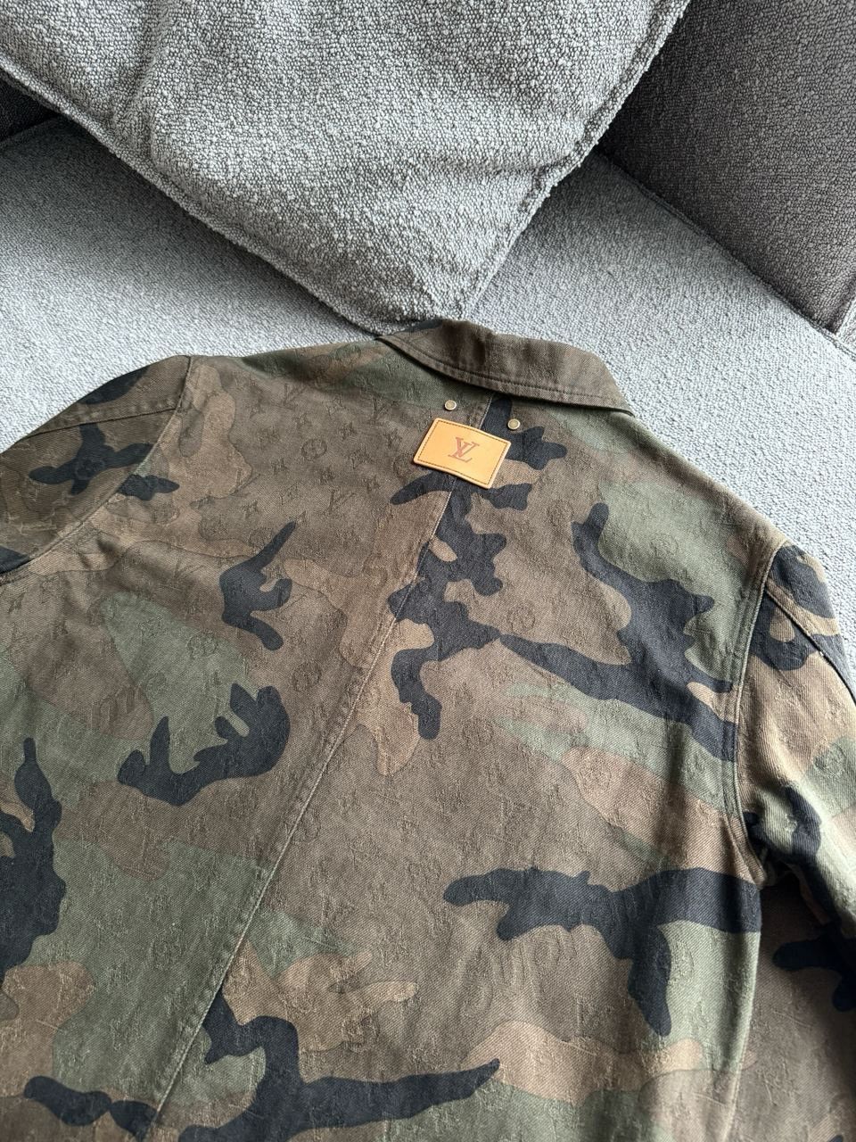Louis Vuitton × Supreme LOUIS VUITTON x SUPREME CAMO MONOGRAM DENIM TRUCKER JACKET Size US S / EU 44-46 / 1 - 10 Thumbnail